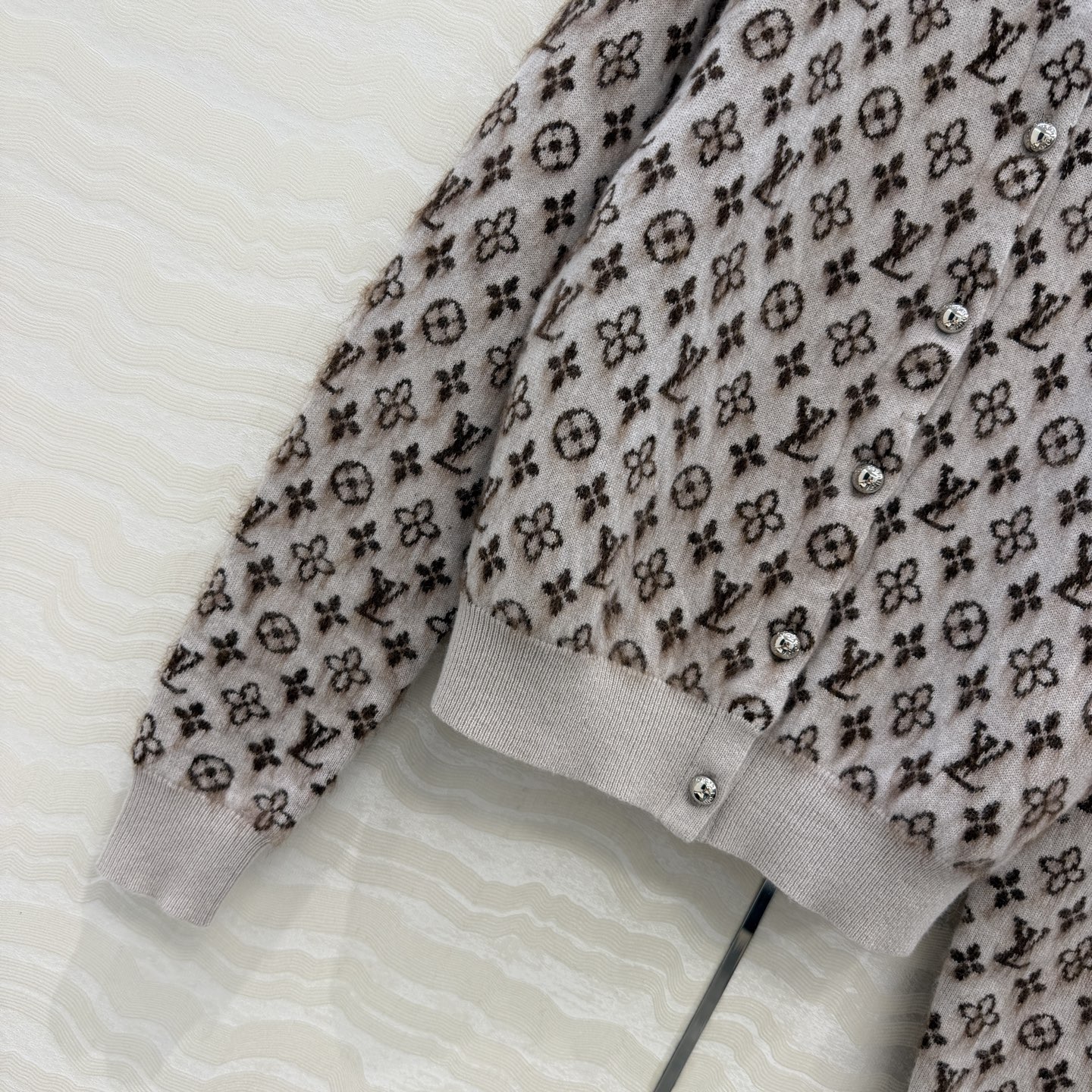 高端原单品质！26s早秋度假新品。羊驼毛🦙logo圆领开衫。定制MONOGRAM金属扣装饰。白富美必入！挂毛提花工艺经典