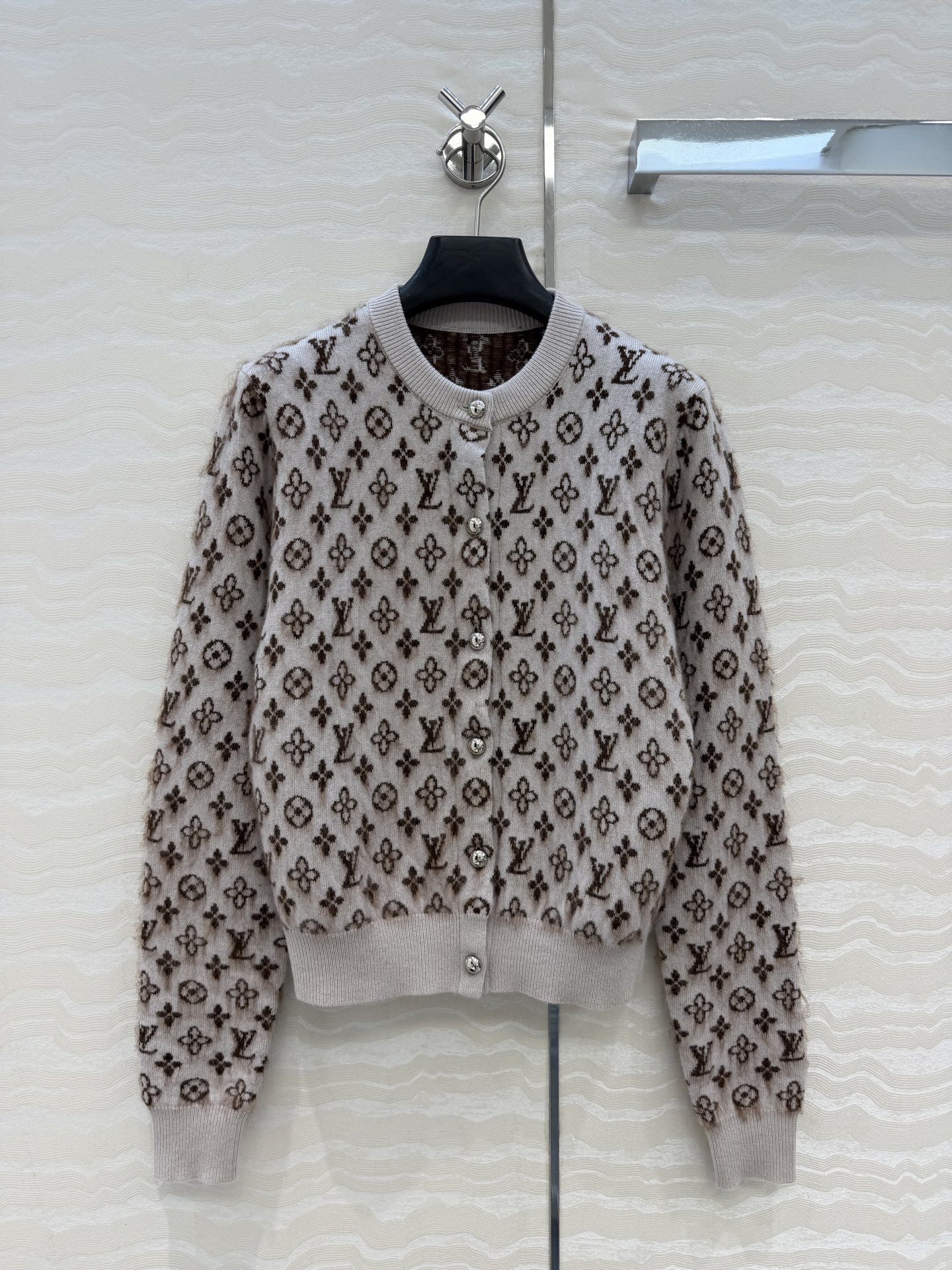 高端原单品质！26s早秋度假新品。羊驼毛🦙logo圆领开衫。定制MONOGRAM金属扣装饰。白富美必入！挂毛提花工艺经典