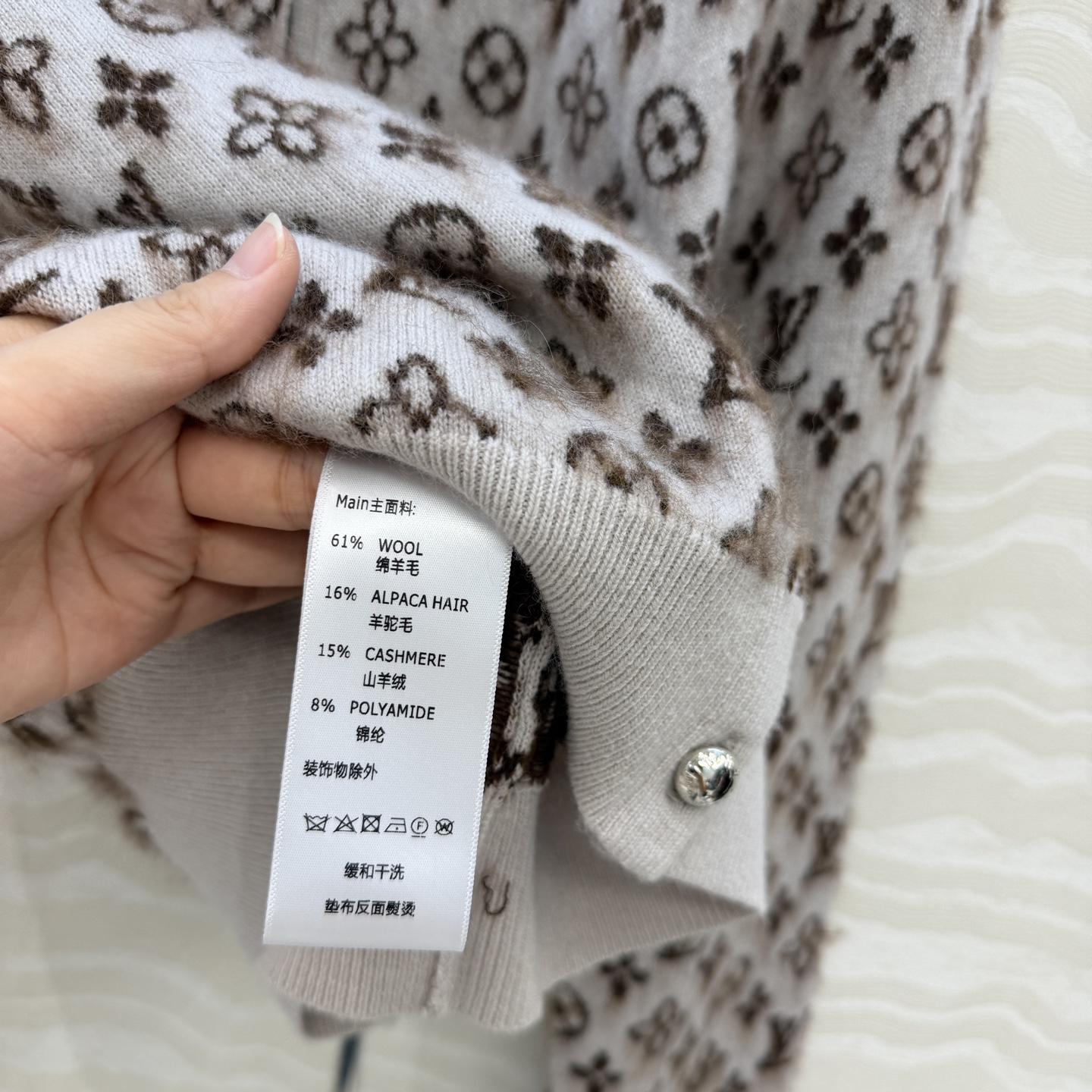 高端原单品质！26s早秋度假新品。羊驼毛🦙logo圆领开衫。定制MONOGRAM金属扣装饰。白富美必入！挂毛提花工艺经典