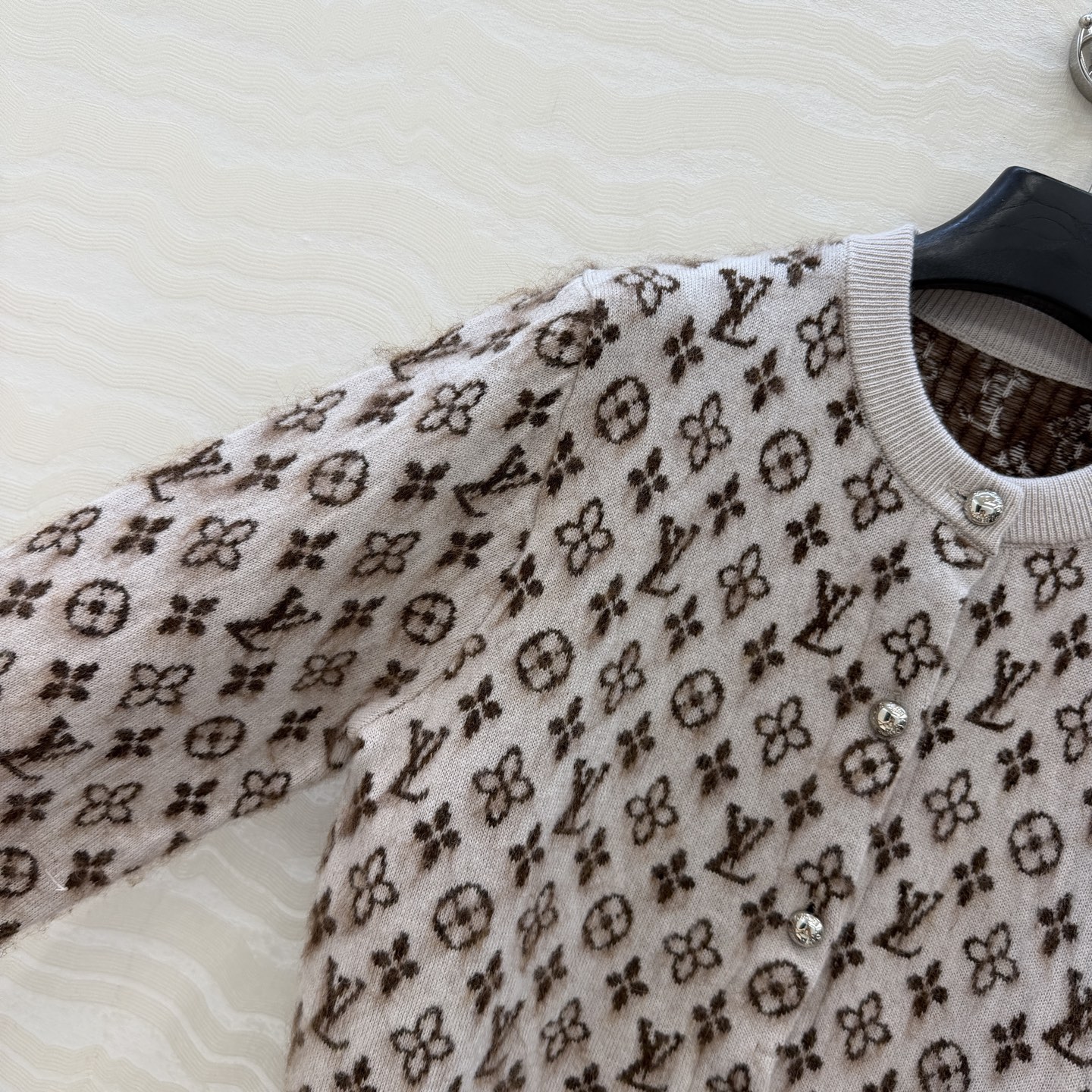 高端原单品质！26s早秋度假新品。羊驼毛🦙logo圆领开衫。定制MONOGRAM金属扣装饰。白富美必入！挂毛提花工艺经典