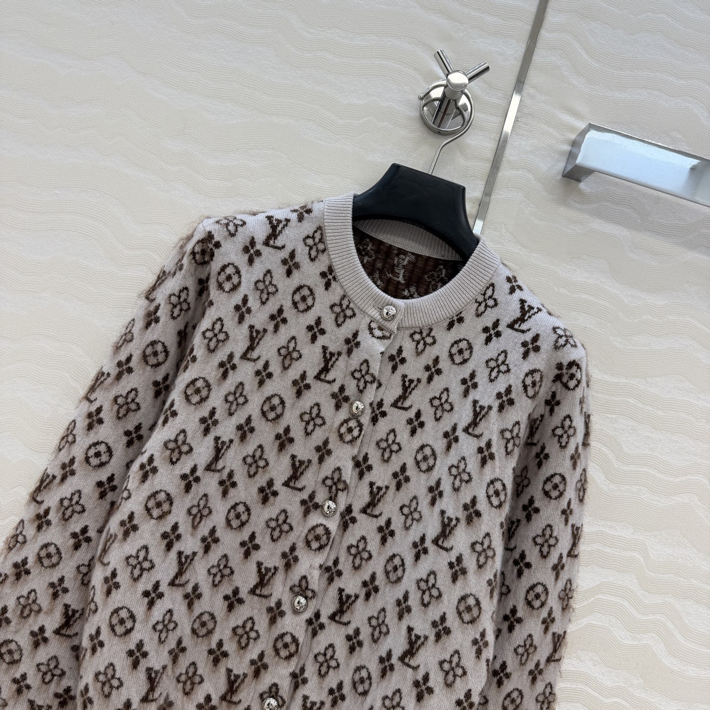 高端原单品质！26s早秋度假新品。羊驼毛🦙logo圆领开衫。定制MONOGRAM金属扣装饰。白富美必入！挂毛提花工艺经典