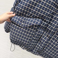 原单品质❤️miu系少女减龄英伦风穿搭!海军蓝色织纯棉格纹双面羽绒服外套。男女同款双面可穿设计。经典夹克面包服高级感满满 原单品质❤️miu系少女减龄英伦风穿搭!海军蓝色织纯棉格纹双面羽绒服外套。男女同款双面可穿设计。经典夹克面包服高级感满满