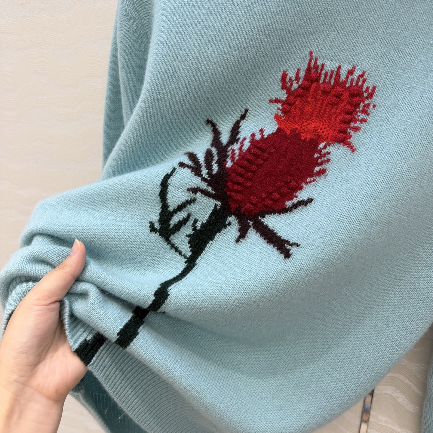 高端原单品质❤️Bar高智感穿搭!26秋冬新品定位挂毛手工勾花蓟毛衣,气质圆领随性优雅高级单品!后上定位勾织工艺温柔极致 高端原单品质❤️Bar高智感穿搭!26秋冬新品定位挂毛手工勾花蓟毛衣,气质圆领随性优雅高级单品!后上定位勾织工艺温柔极致