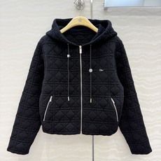 原单品质,MissD针织🧶立领棒球夹克外套!立体双织戴妃藤格纹工艺。定制进口羊纱线!拼接袖设计法式优雅气质,减龄气质经典 原单品质,MissD针织🧶立领棒球夹克外套!立体双织戴妃藤格纹工艺。定制进口羊纱线!拼接袖设计法式优雅气质,减龄气质经典