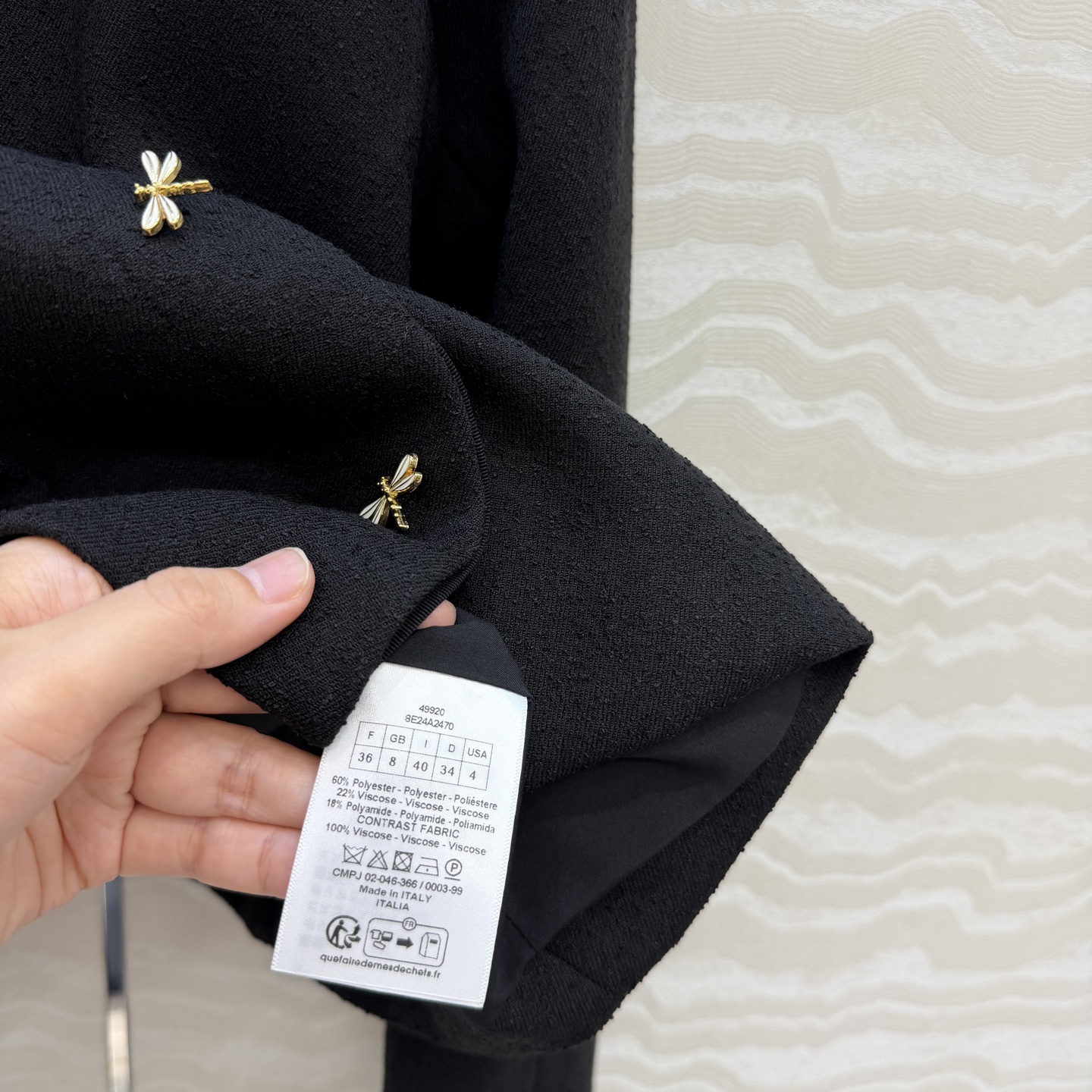 原单品质！Miss D 26秋冬新品，王玉雯同款白月光小外套，金属蜻蜓扣装饰，叽理感面料减龄气质经典H版型上身显瘦又高挑