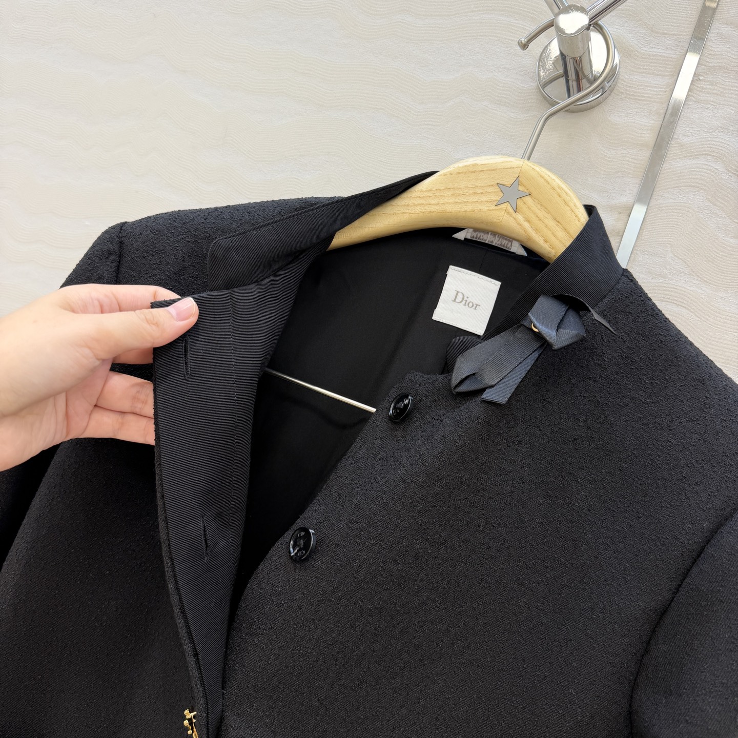 原单品质！Miss D 26秋冬新品，王玉雯同款白月光小外套，金属蜻蜓扣装饰，叽理感面料减龄气质经典H版型上身显瘦又高挑