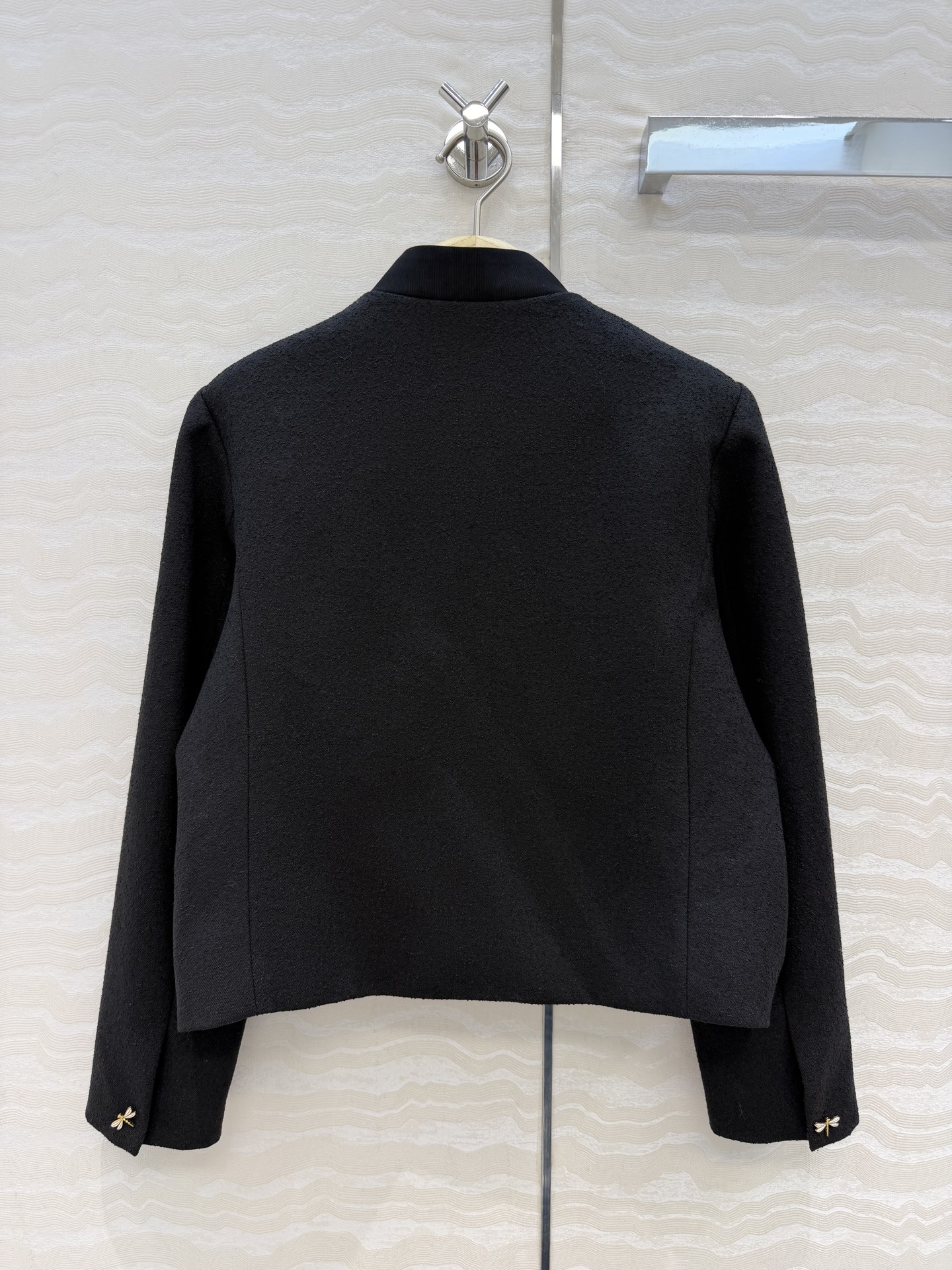 原单品质！Miss D 26秋冬新品，王玉雯同款白月光小外套，金属蜻蜓扣装饰，叽理感面料减龄气质经典H版型上身显瘦又高挑