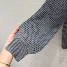 高端原单品质!LP高智感穿搭❤️26早秋新品半开拉链羊绒毛衣。气质翻领坑条编织,灯笼袖设计慵懒自在的氛氛围!叠搭极简老钱 高端原单品质!LP高智感穿搭❤️26早秋新品半开拉链羊绒毛衣。气质翻领坑条编织,灯笼袖设计慵懒自在的氛氛围!叠搭极简老钱