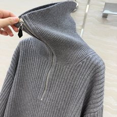 高端原单品质!LP高智感穿搭❤️26早秋新品半开拉链羊绒毛衣。气质翻领坑条编织,灯笼袖设计慵懒自在的氛氛围!叠搭极简老钱 高端原单品质!LP高智感穿搭❤️26早秋新品半开拉链羊绒毛衣。气质翻领坑条编织,灯笼袖设计慵懒自在的氛氛围!叠搭极简老钱