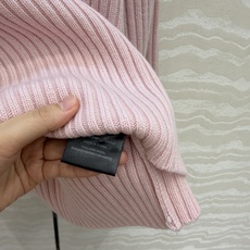 高端原单品质!LP高智感穿搭❤️26早秋新品半开拉链羊绒毛衣。气质翻领坑条编织,灯笼袖设计慵懒自在的氛氛围!叠搭极简老钱 高端原单品质!LP高智感穿搭❤️26早秋新品半开拉链羊绒毛衣。气质翻领坑条编织,灯笼袖设计慵懒自在的氛氛围!叠搭极简老钱