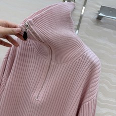 高端原单品质!LP高智感穿搭❤️26早秋新品半开拉链羊绒毛衣。气质翻领坑条编织,灯笼袖设计慵懒自在的氛氛围!叠搭极简老钱 高端原单品质!LP高智感穿搭❤️26早秋新品半开拉链羊绒毛衣。气质翻领坑条编织,灯笼袖设计慵懒自在的氛氛围!叠搭极简老钱