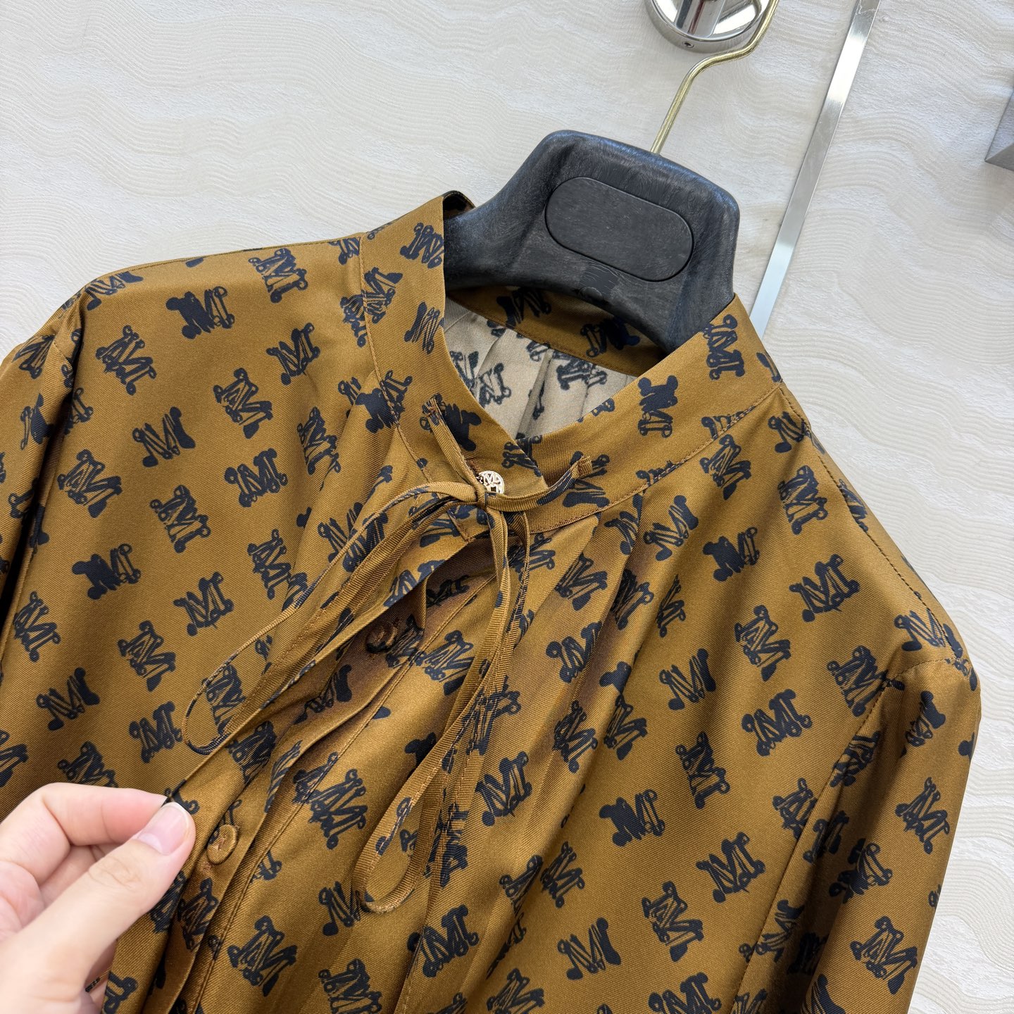 高端原单品质，❤️Max法式优雅，26早秋新品印花真丝连衣裙！100%真丝斜纹绸。气质小立领捏褶大裙摆设计气质优雅随性又