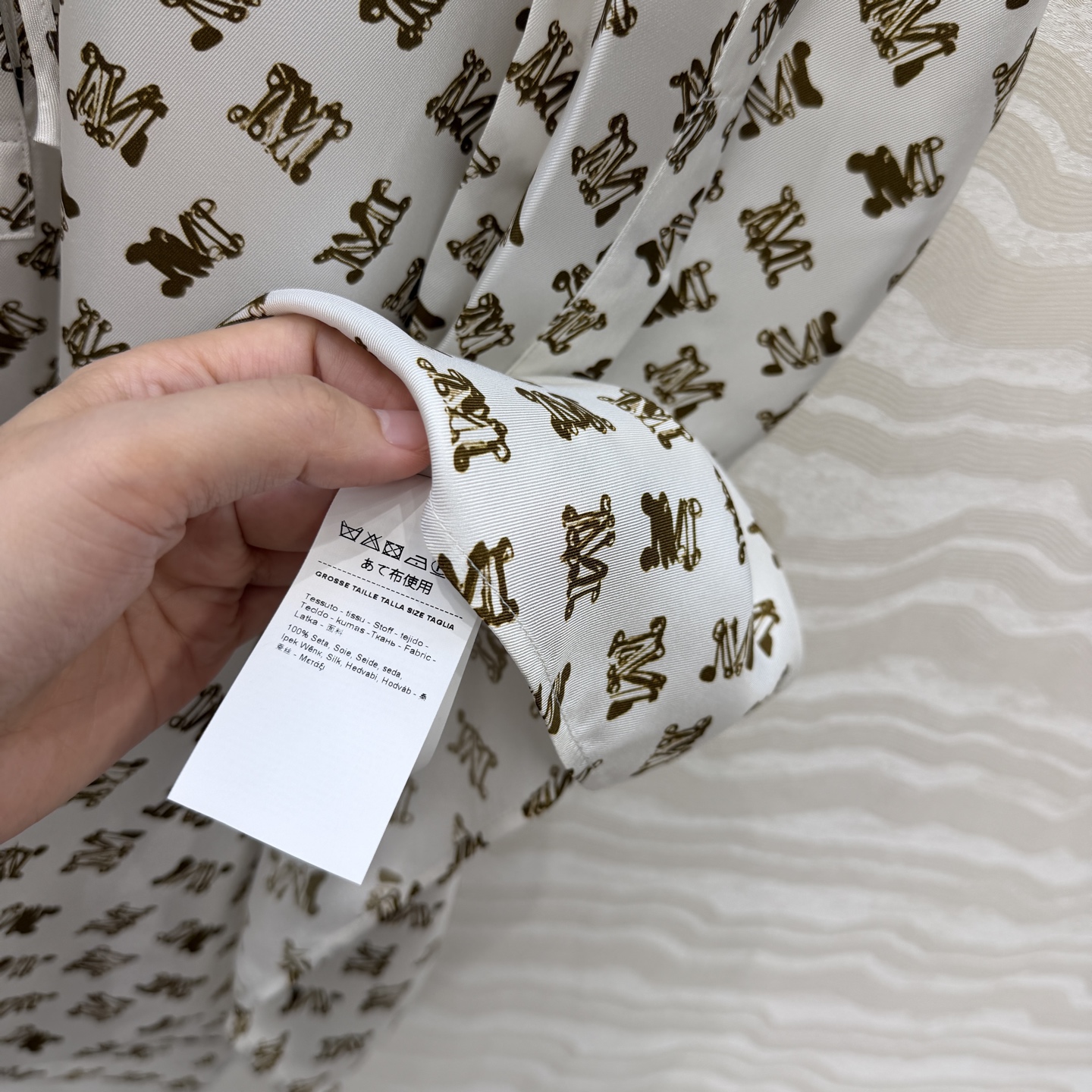 高端原单品质，❤️Max法式优雅，26早秋新品印花真丝连衣裙！100%真丝斜纹绸。气质小立领捏褶大裙摆设计气质优雅随性又