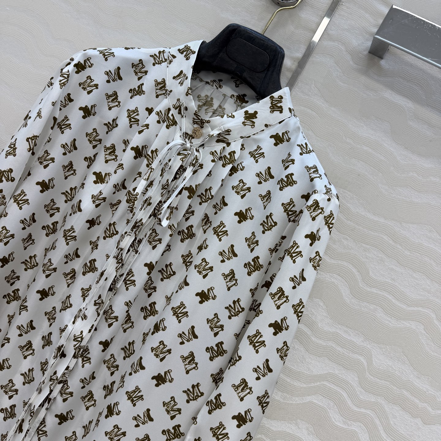 高端原单品质，❤️Max法式优雅，26早秋新品印花真丝连衣裙！100%真丝斜纹绸。气质小立领捏褶大裙摆设计气质优雅随性又
