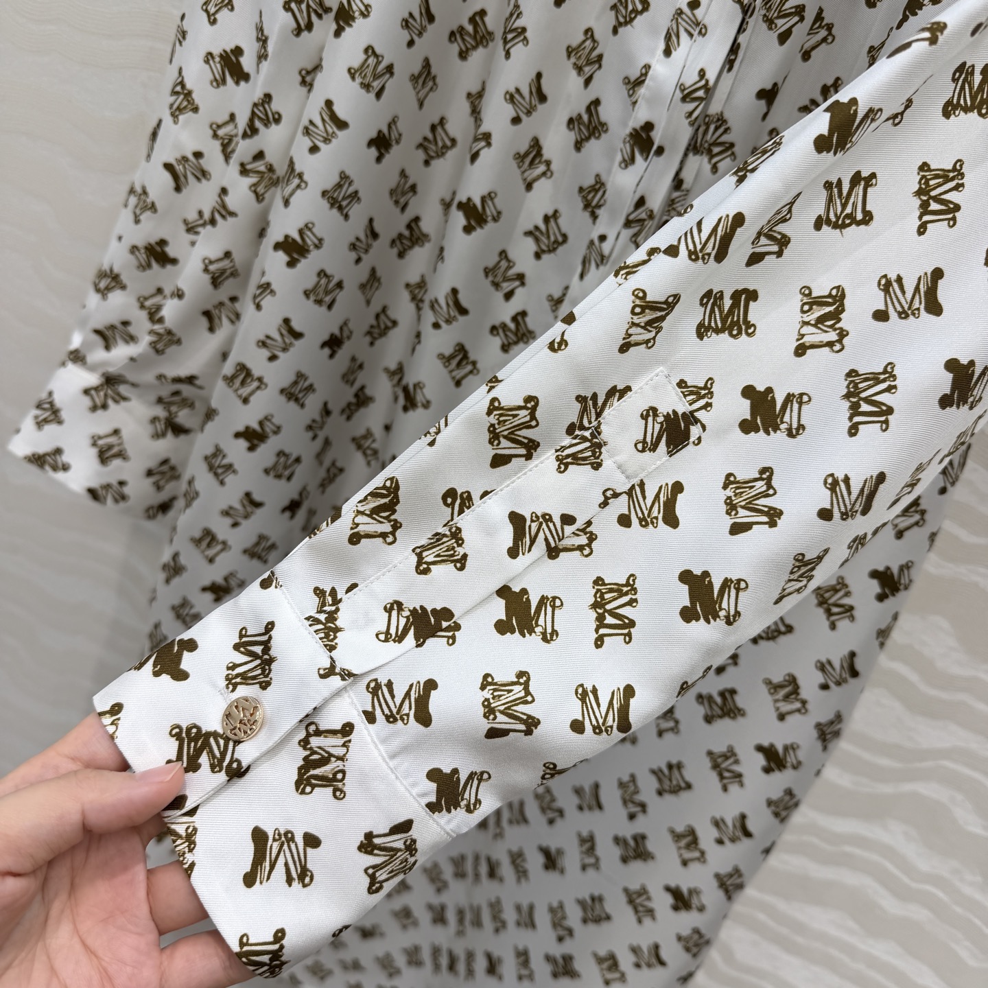 高端原单品质，❤️Max法式优雅，26早秋新品印花真丝连衣裙！100%真丝斜纹绸。气质小立领捏褶大裙摆设计气质优雅随性又