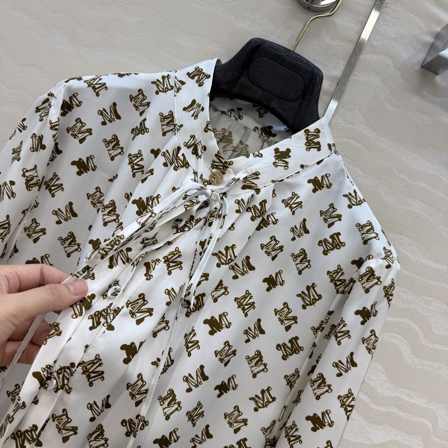 高端原单品质，❤️Max法式优雅，26早秋新品印花真丝连衣裙！100%真丝斜纹绸。气质小立领捏褶大裙摆设计气质优雅随性又