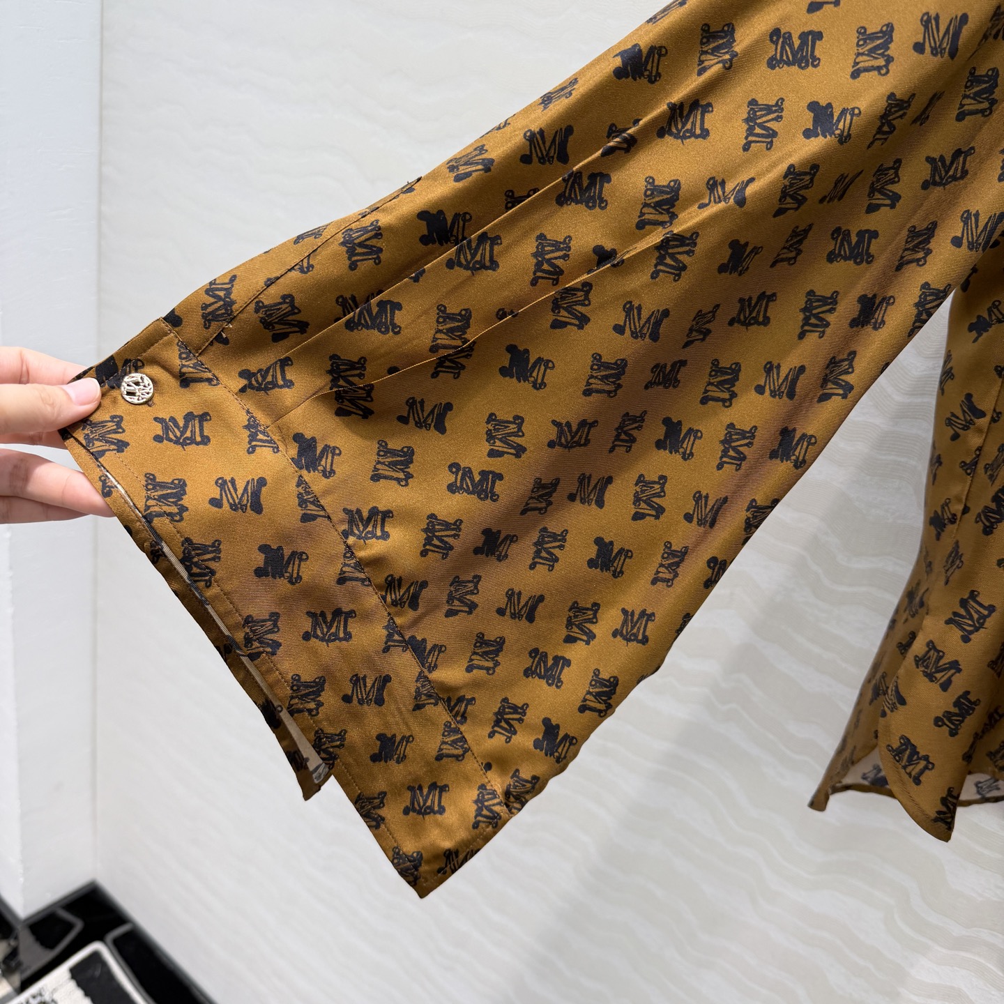 高端原单品质，❤️Max法式优雅，26早秋新品印花真丝衬衫！100%真丝斜纹绸。气质小翻领开叉袖设计气质优雅随性又高级，