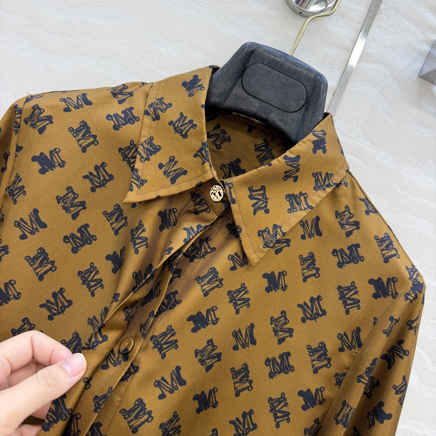 高端原单品质，❤️Max法式优雅，26早秋新品印花真丝衬衫！100%真丝斜纹绸。气质小翻领开叉袖设计气质优雅随性又高级，