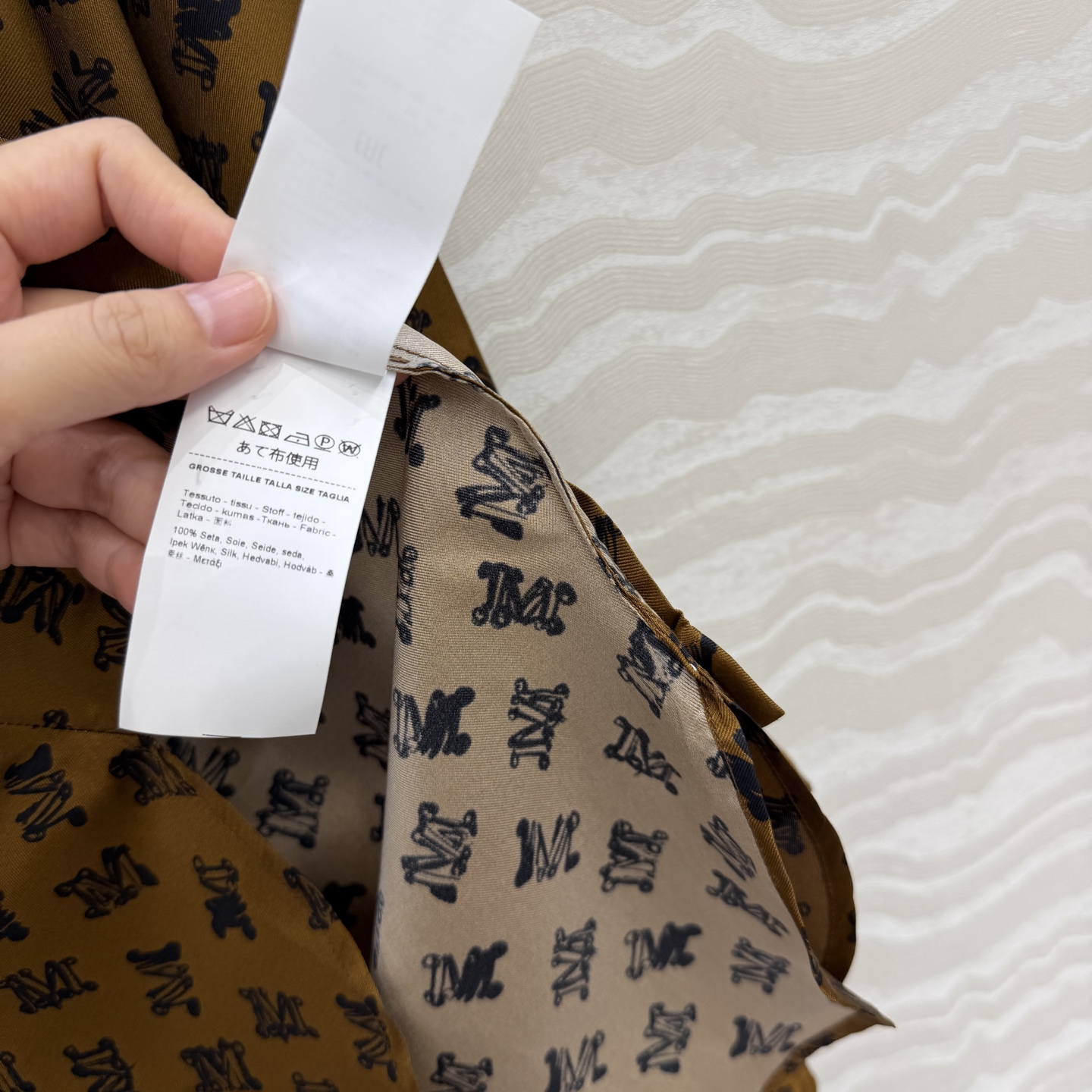 高端原单品质，❤️Max法式优雅，26早秋新品印花真丝衬衫！100%真丝斜纹绸。气质小翻领开叉袖设计气质优雅随性又高级，