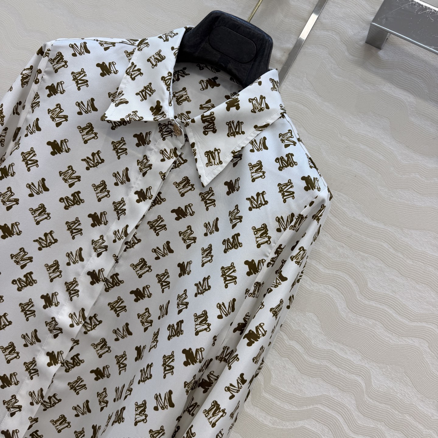 高端原单品质，❤️Max法式优雅，26早秋新品印花真丝衬衫！100%真丝斜纹绸。气质小翻领开叉袖设计气质优雅随性又高级，