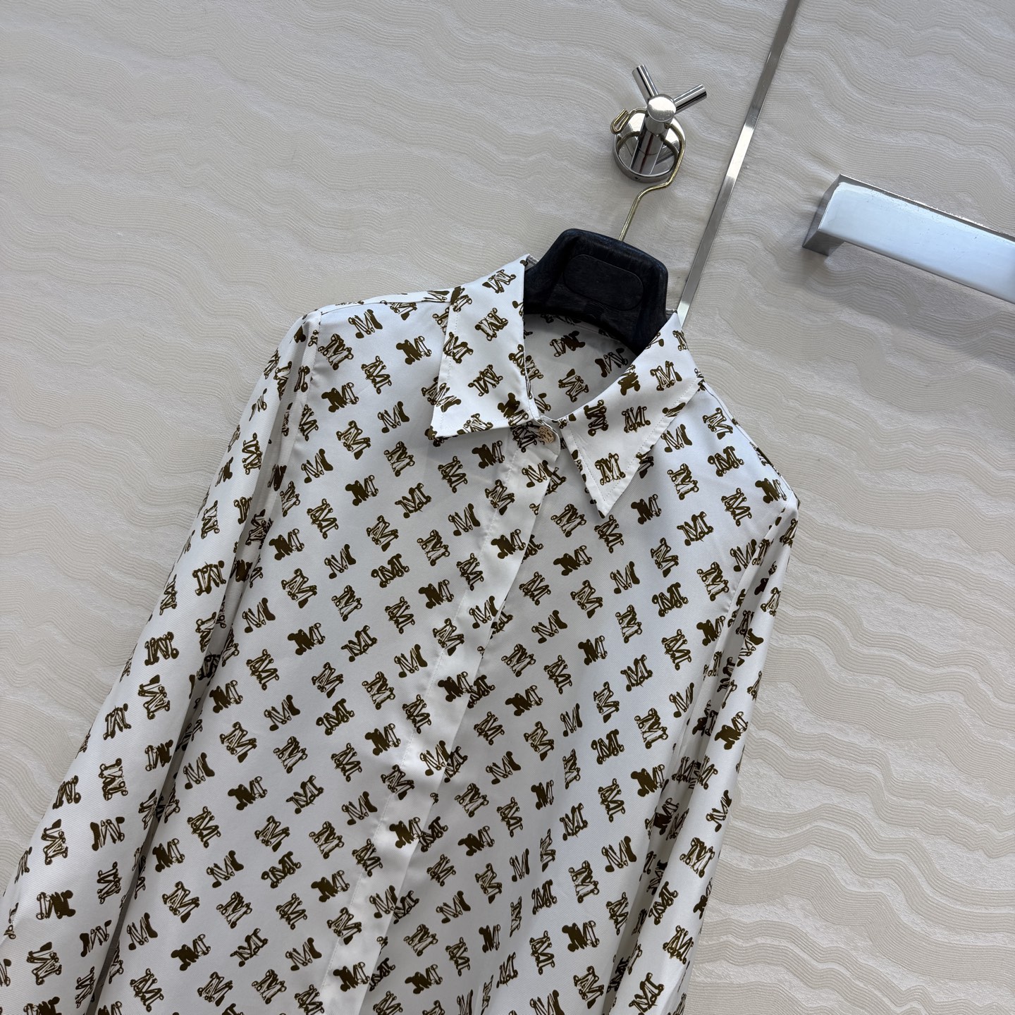 高端原单品质，❤️Max法式优雅，26早秋新品印花真丝衬衫！100%真丝斜纹绸。气质小翻领开叉袖设计气质优雅随性又高级，