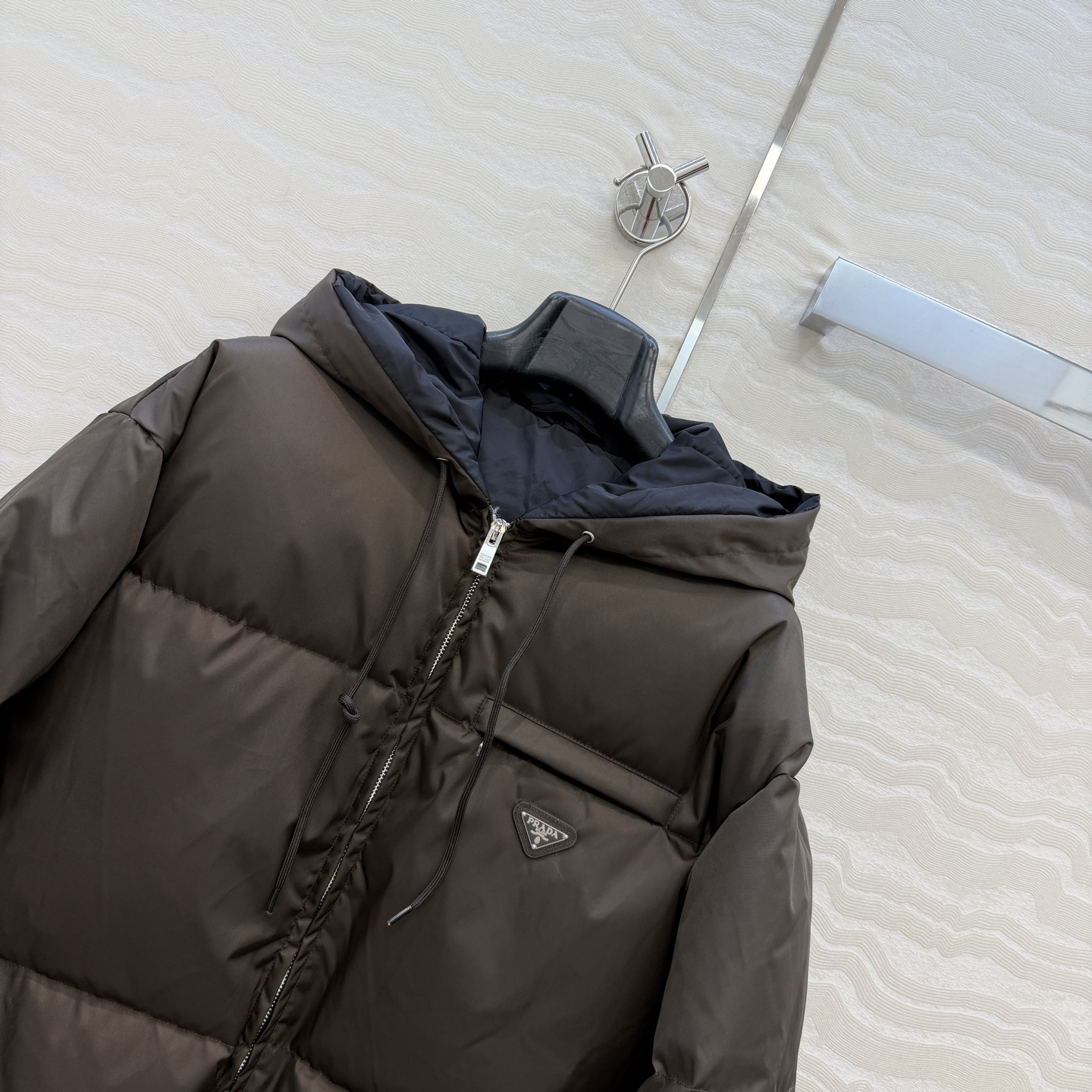 高端原单品质❤️PR长期主义26秋冬新品，巧克力色面包羽绒服！开发定制再生尼龙面料廓形连帽羽绒服，时髦精必入最佳版型！下
