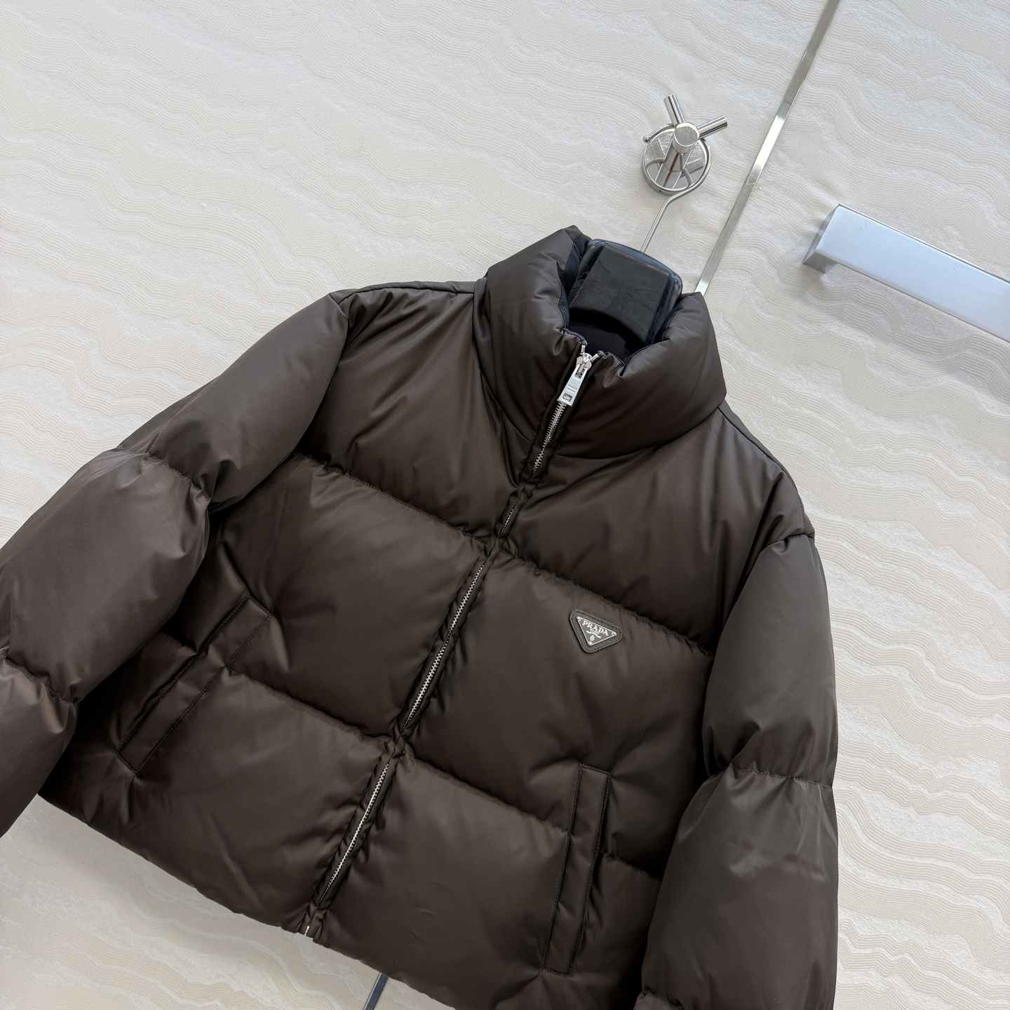 高端原单品质❤️PR长期主义26秋冬新品，巧克力色面包羽绒服！开发定制再生尼龙面料廓形短款羽绒服，时髦精必入最佳版型！小
