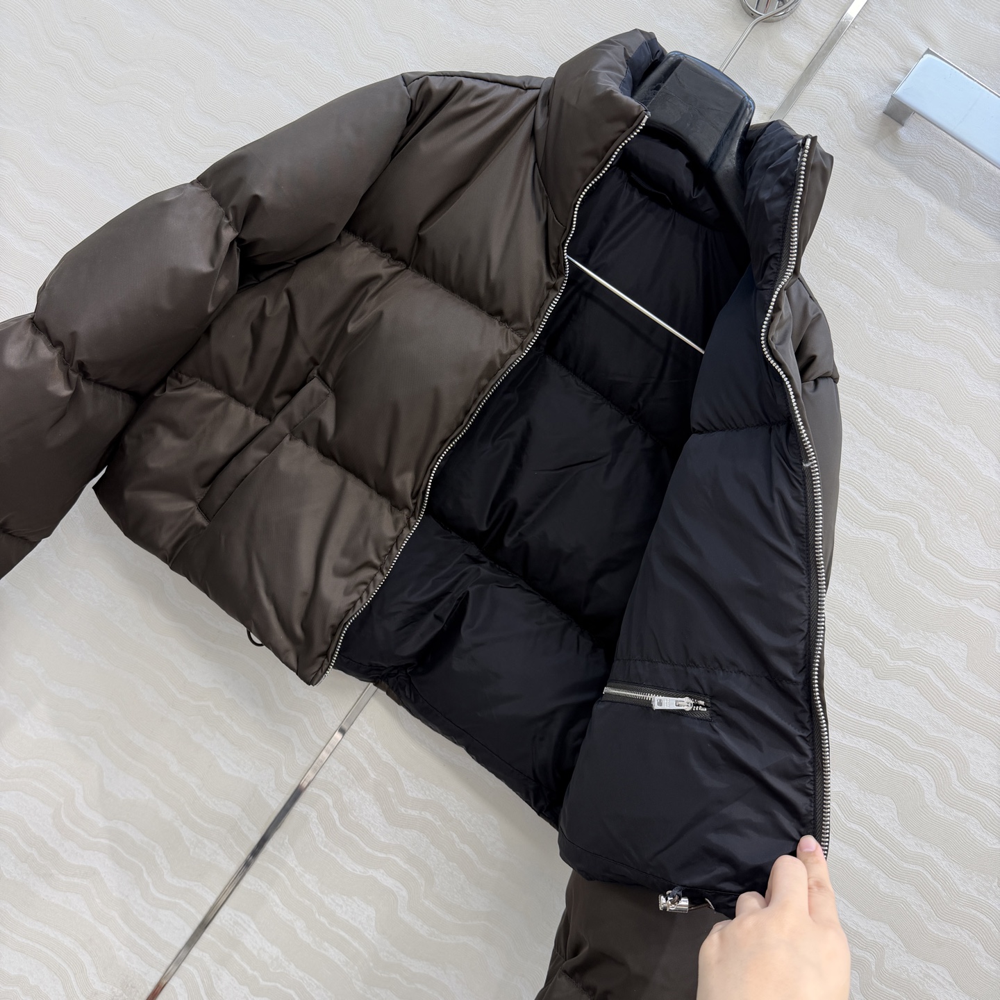 高端原单品质❤️PR长期主义26秋冬新品，巧克力色面包羽绒服！开发定制再生尼龙面料廓形短款羽绒服，时髦精必入最佳版型！小