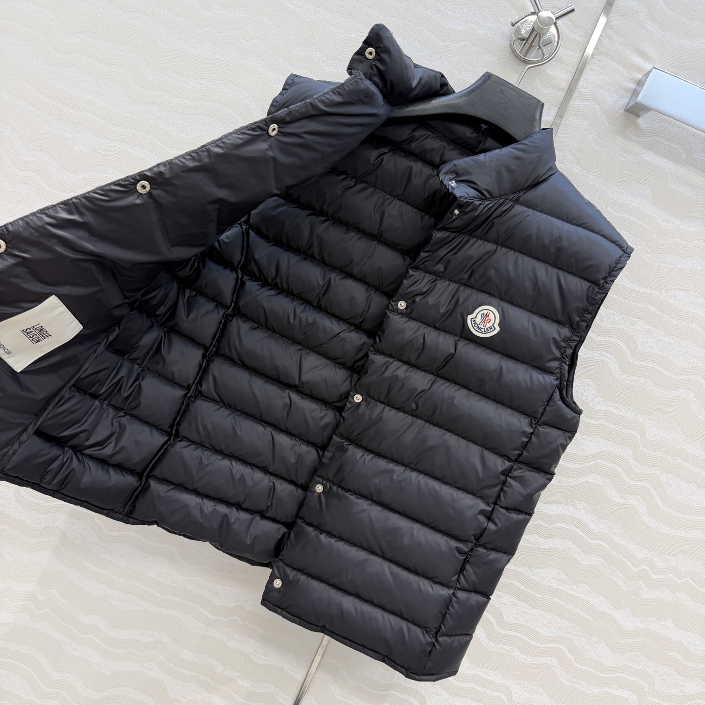 羽绒服主推款❤️原单品质Mo秋冬必入经典Liane羽绒马甲！原版定制记忆丝质感柔软细腻超赞！秋冬叠搭神器！按扣设计保暖又