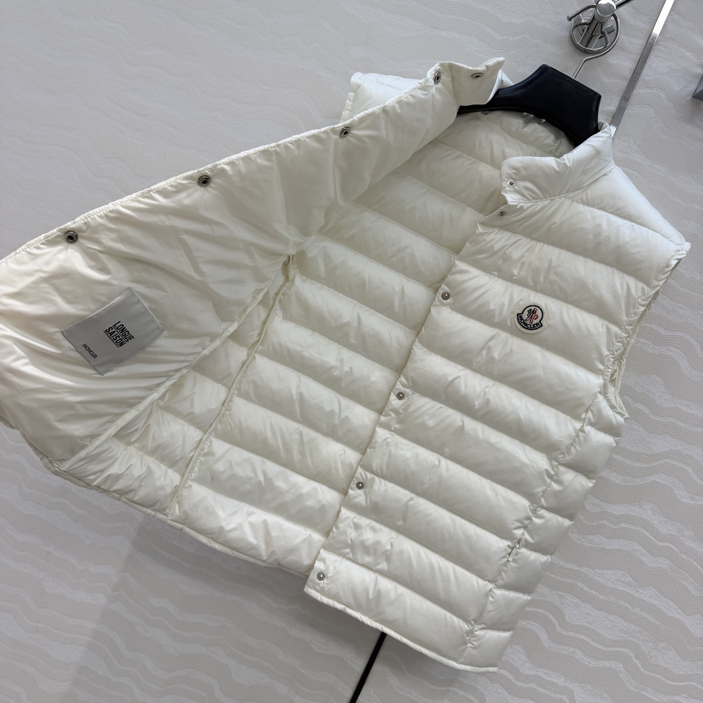 羽绒服主推款❤️原单品质Mo秋冬必入经典Liane羽绒马甲！原版定制记忆丝质感柔软细腻超赞！秋冬叠搭神器！按扣设计保暖又