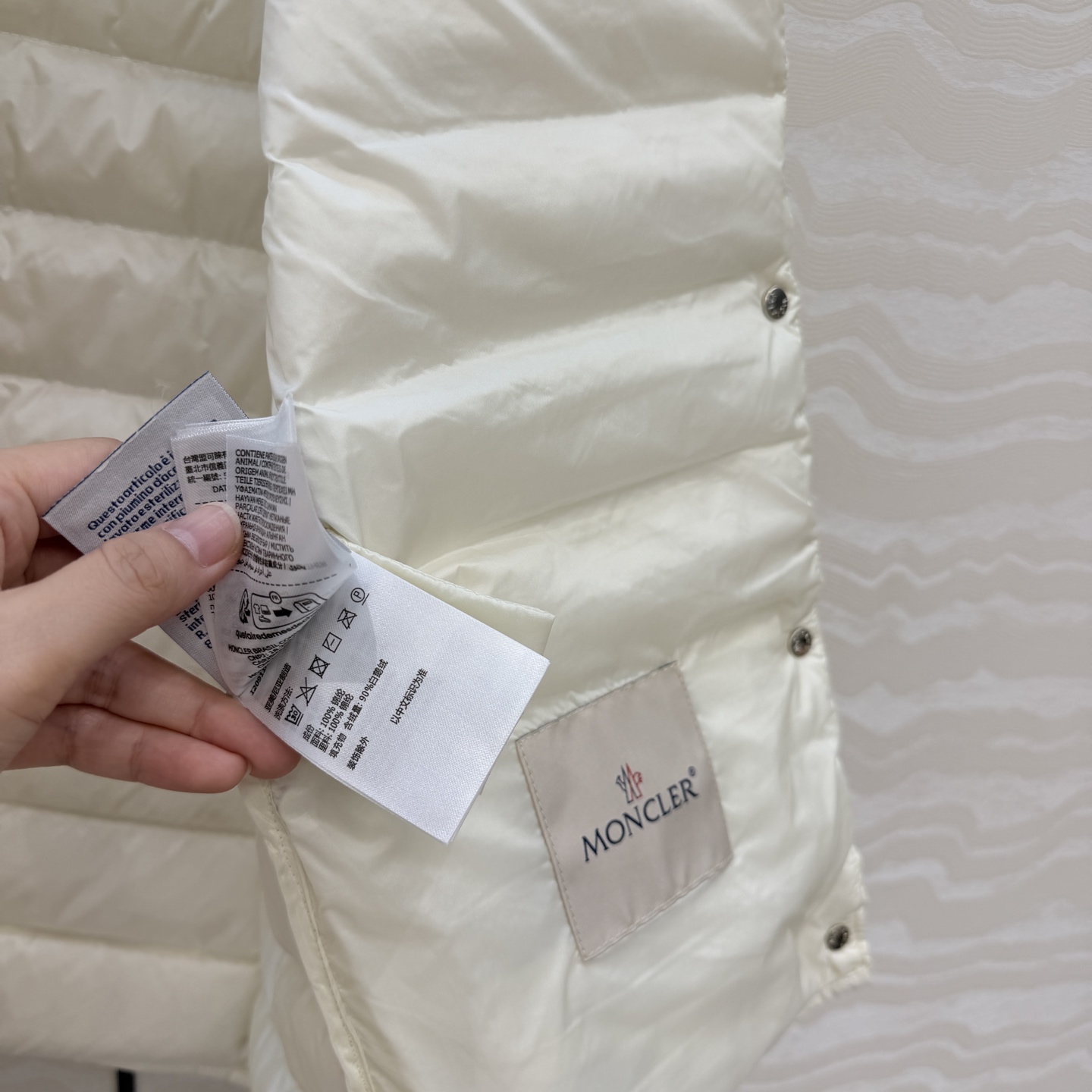 羽绒服主推款❤️原单品质Mo秋冬必入经典Liane羽绒马甲！原版定制记忆丝质感柔软细腻超赞！秋冬叠搭神器！按扣设计保暖又