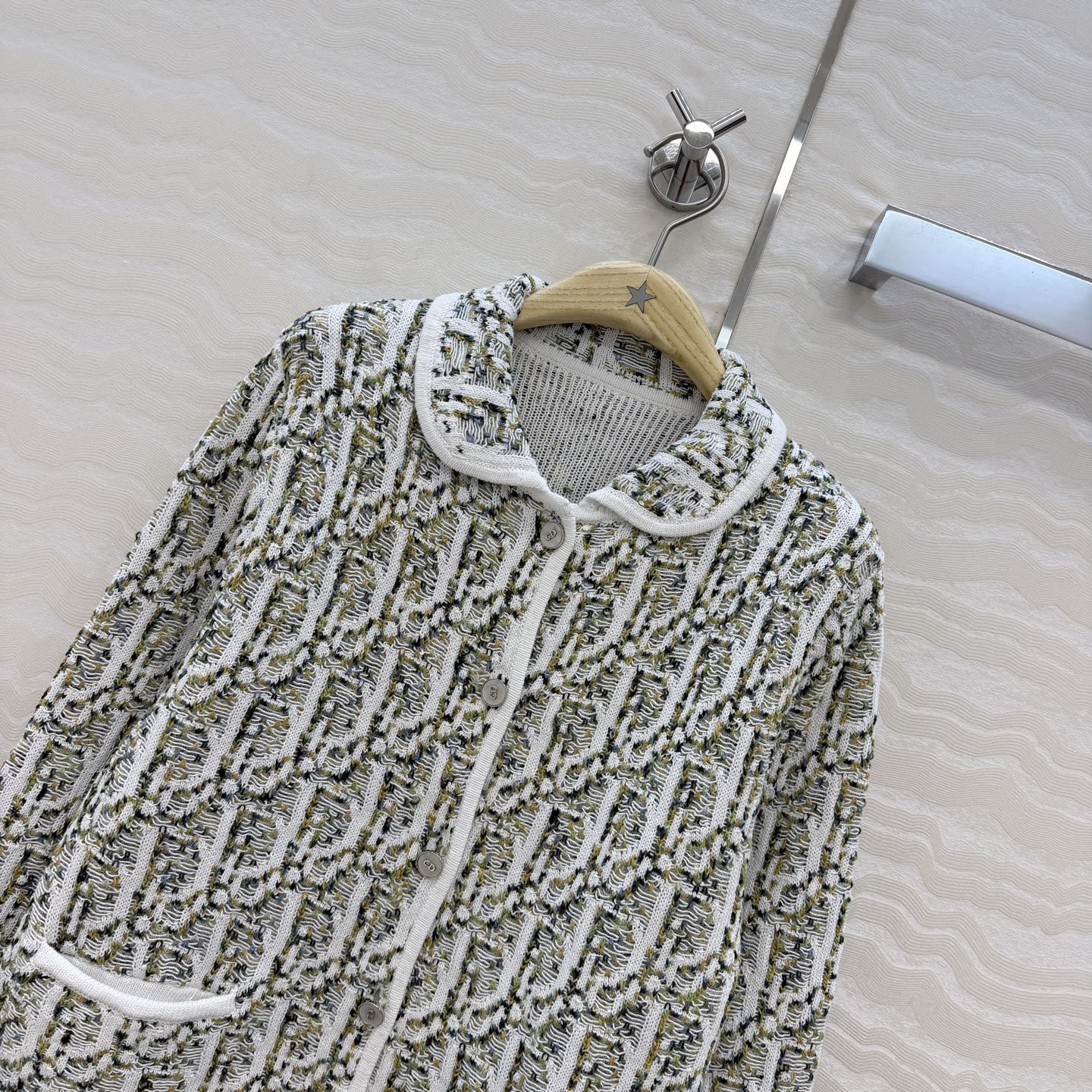高端原单品质,MissD针织🧶开衫小外套!立体勾花双织logo工艺原版定制进口纱线!减龄气质经典H版型百搭不挑人!高级色 高端原单品质,MissD针织🧶开衫小外套!立体勾花双织logo工艺原版定制进口纱线!减龄气质经典H版型百搭不挑人!高级色