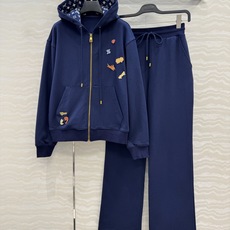 爆单推荐,原单品质❤️L新品系列,MONOGRAM美式复古学院风连帽卫衣套装!汪星人🐶金属配件装饰,进口卫衣面料细腻质感 爆单推荐,原单品质❤️L新品系列,MONOGRAM美式复古学院风连帽卫衣套装!汪星人🐶金属配件装饰,进口卫衣面料细腻质感