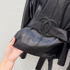 原单品质❤️coco女孩26b秋冬新品-Jennie同款腰封翻领小羊皮外套,高级红底领拼接logo设计奢华内敛,短款系带 原单品质❤️coco女孩26b秋冬新品-Jennie同款腰封翻领小羊皮外套,高级红底领拼接logo设计奢华内敛,短款系带