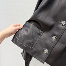 原单品质❤️coco女孩26b秋冬新品-Jennie同款腰封翻领小羊皮外套,高级红底领拼接logo设计奢华内敛,短款系带 原单品质❤️coco女孩26b秋冬新品-Jennie同款腰封翻领小羊皮外套,高级红底领拼接logo设计奢华内敛,短款系带