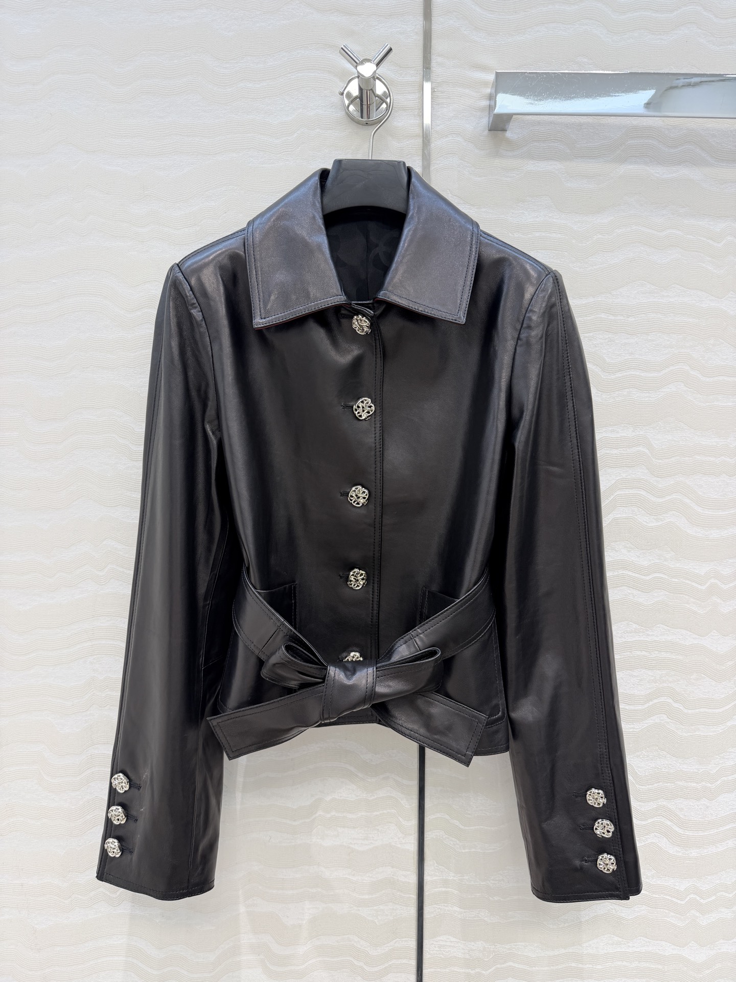 原单品质❤️coco女孩26b秋冬新品-Jennie同款腰封翻领小羊皮外套，高级红底领拼接logo设计奢华内敛，短款系带