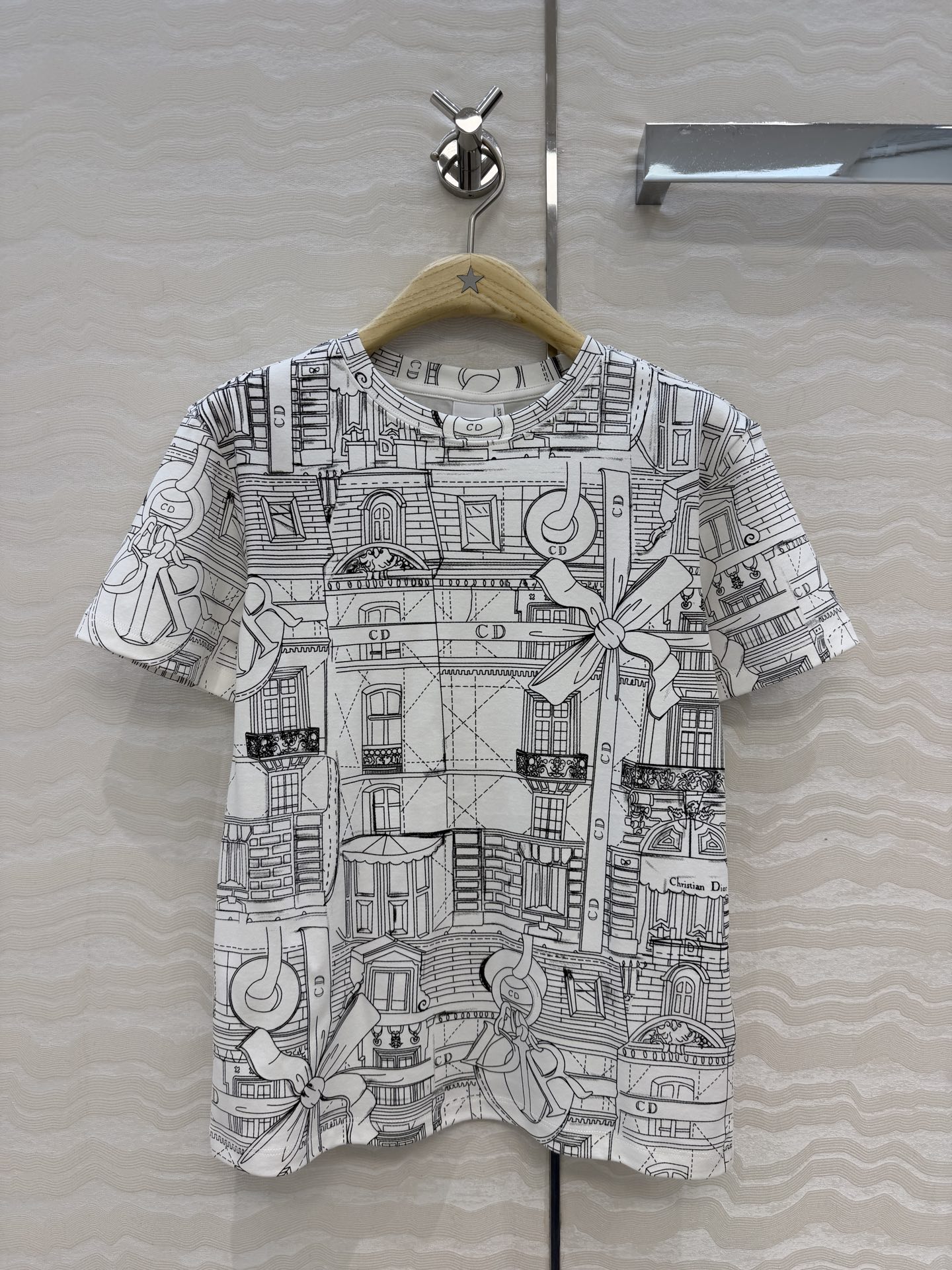 原单品质，MissD早秋新品。幻想时刻系列巴黎时装屋印花图案短袖T恤。前后全定位印花。进口纯棉面料质感超赞！气质少女风减