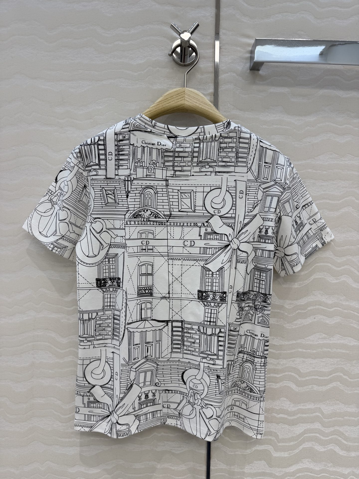 原单品质，MissD早秋新品。幻想时刻系列巴黎时装屋印花图案短袖T恤。前后全定位印花。进口纯棉面料质感超赞！气质少女风减