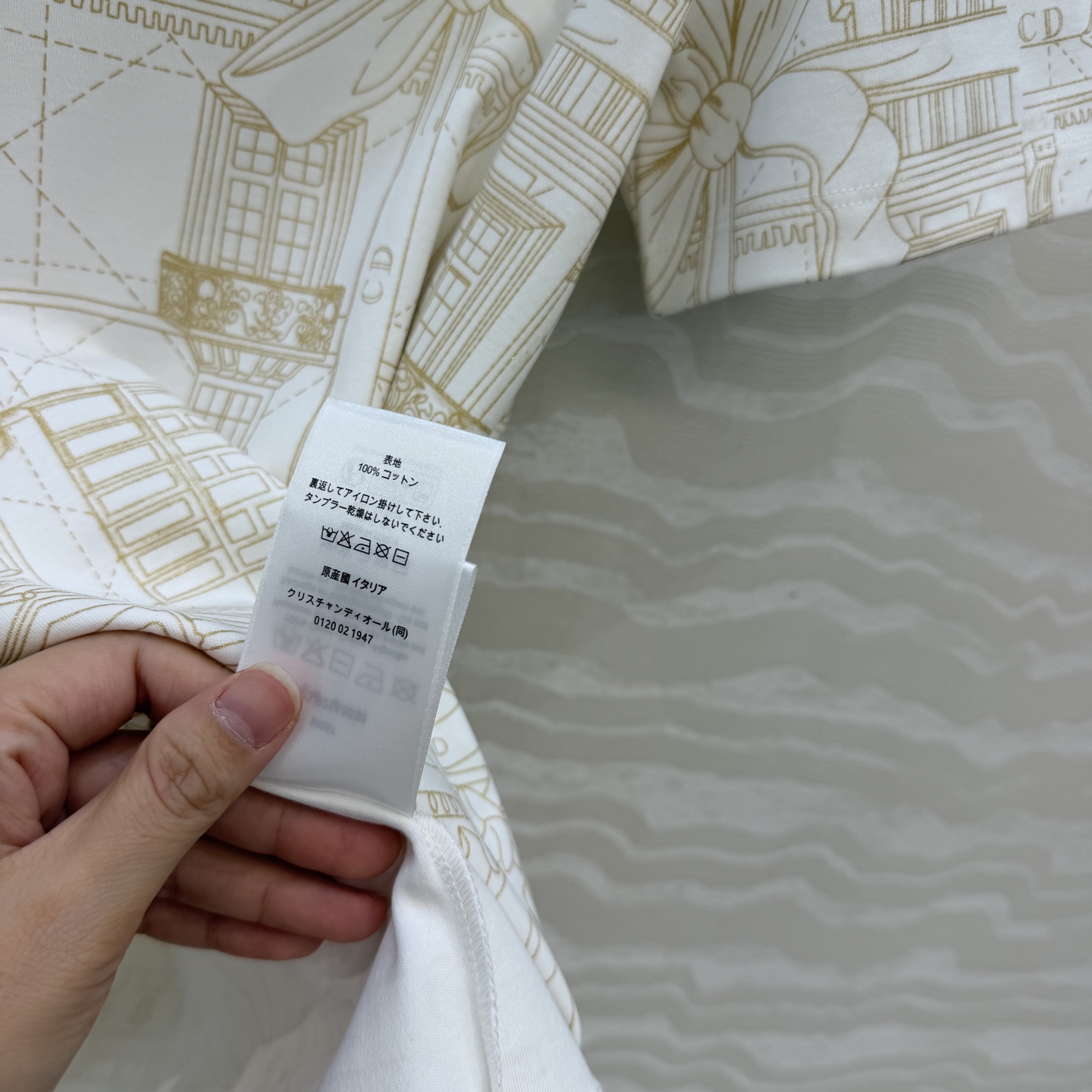 原单品质，MissD早秋新品。幻想时刻系列巴黎时装屋印花图案短袖T恤。前后全定位印花。进口纯棉面料质感超赞！气质少女风减