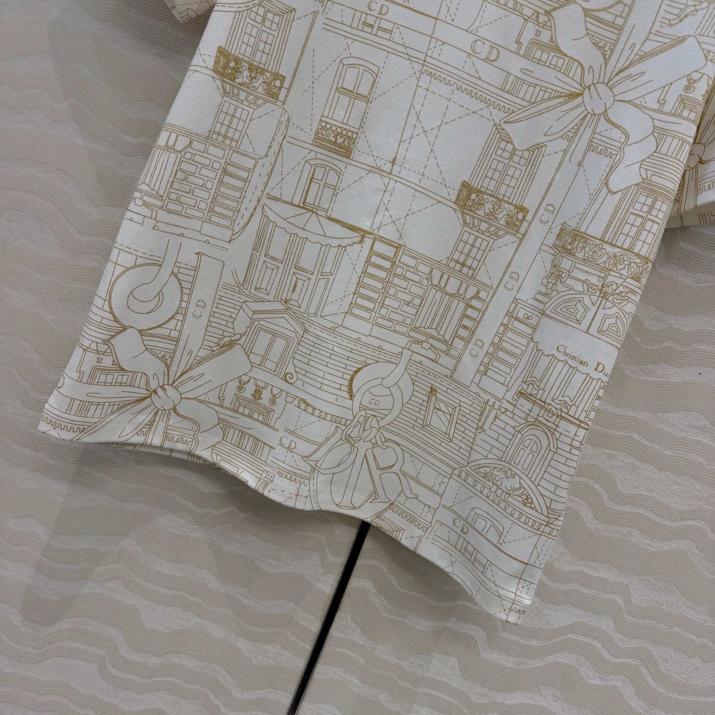 原单品质，MissD早秋新品。幻想时刻系列巴黎时装屋印花图案短袖T恤。前后全定位印花。进口纯棉面料质感超赞！气质少女风减