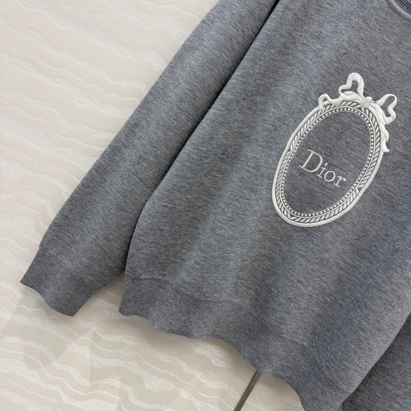高端原单品质，MissD🧶26秋冬新品❤️Médaillon系列椭圆镜刺绣毛衣。邝玲玲同款。原版定制进口羊毛珠片纱线！瑞
