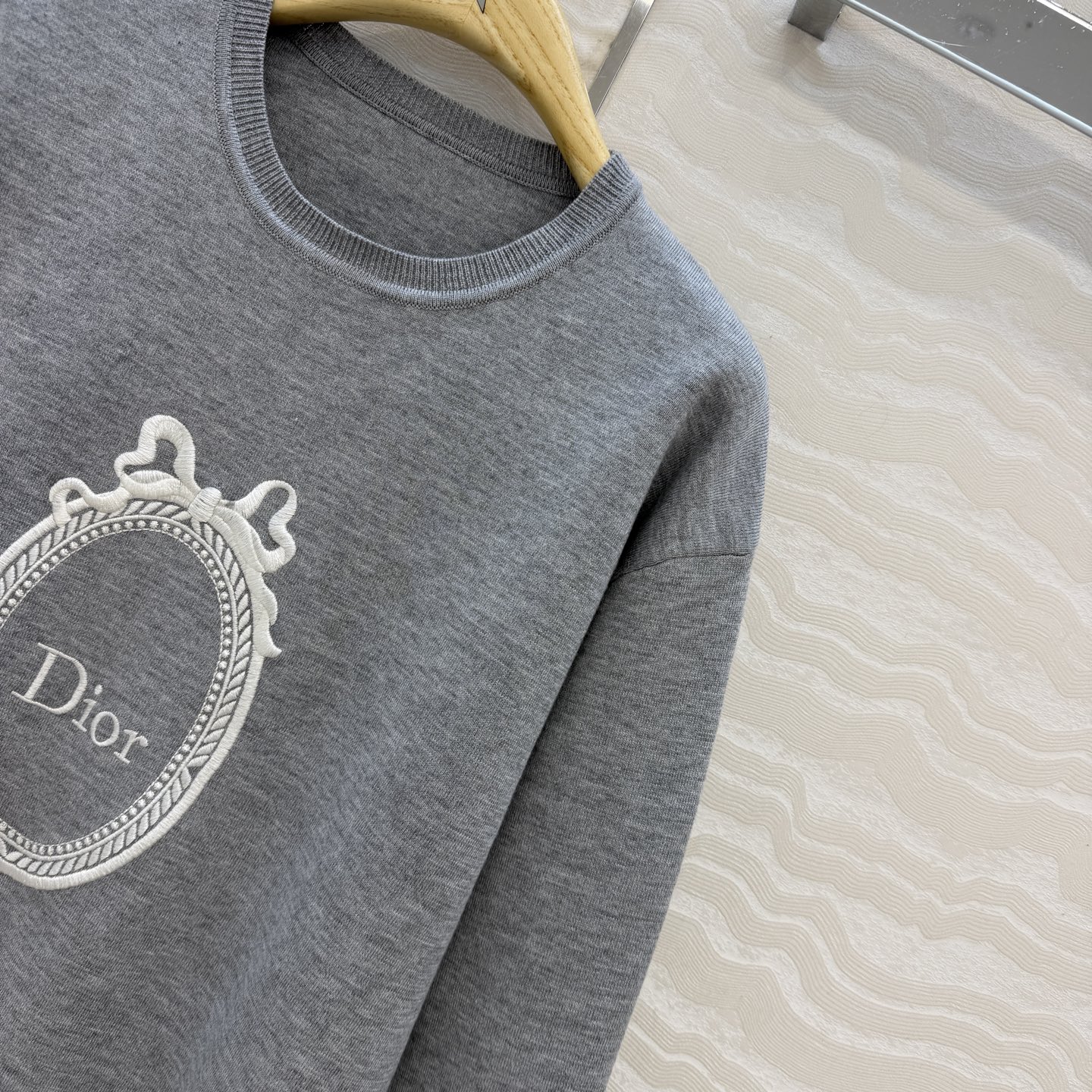 高端原单品质，MissD🧶26秋冬新品❤️Médaillon系列椭圆镜刺绣毛衣。邝玲玲同款。原版定制进口羊毛珠片纱线！瑞