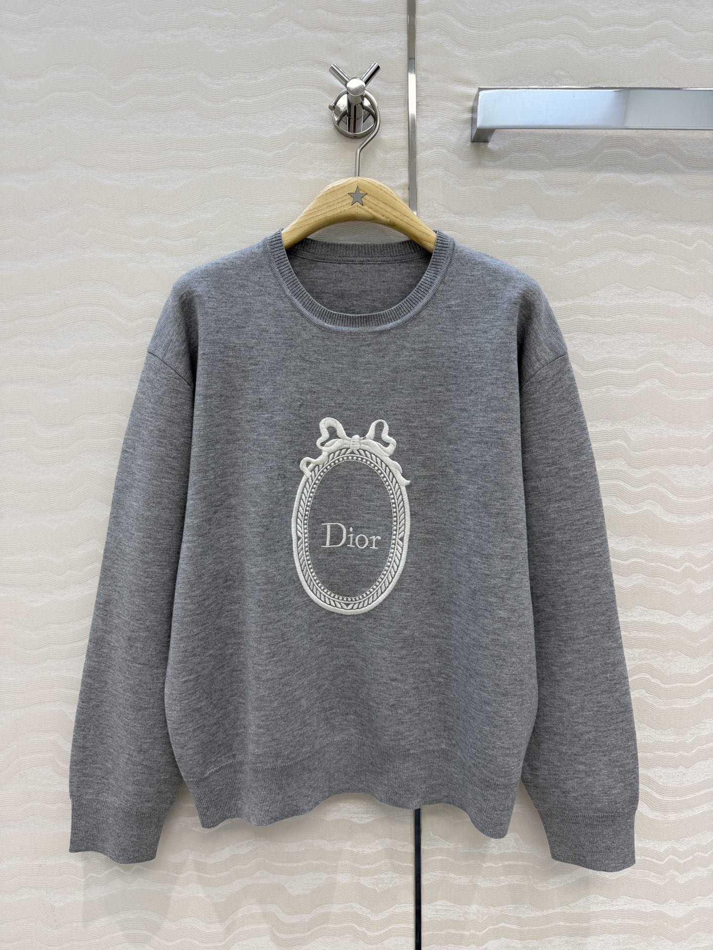 高端原单品质，MissD🧶26秋冬新品❤️Médaillon系列椭圆镜刺绣毛衣。邝玲玲同款。原版定制进口羊毛珠片纱线！瑞