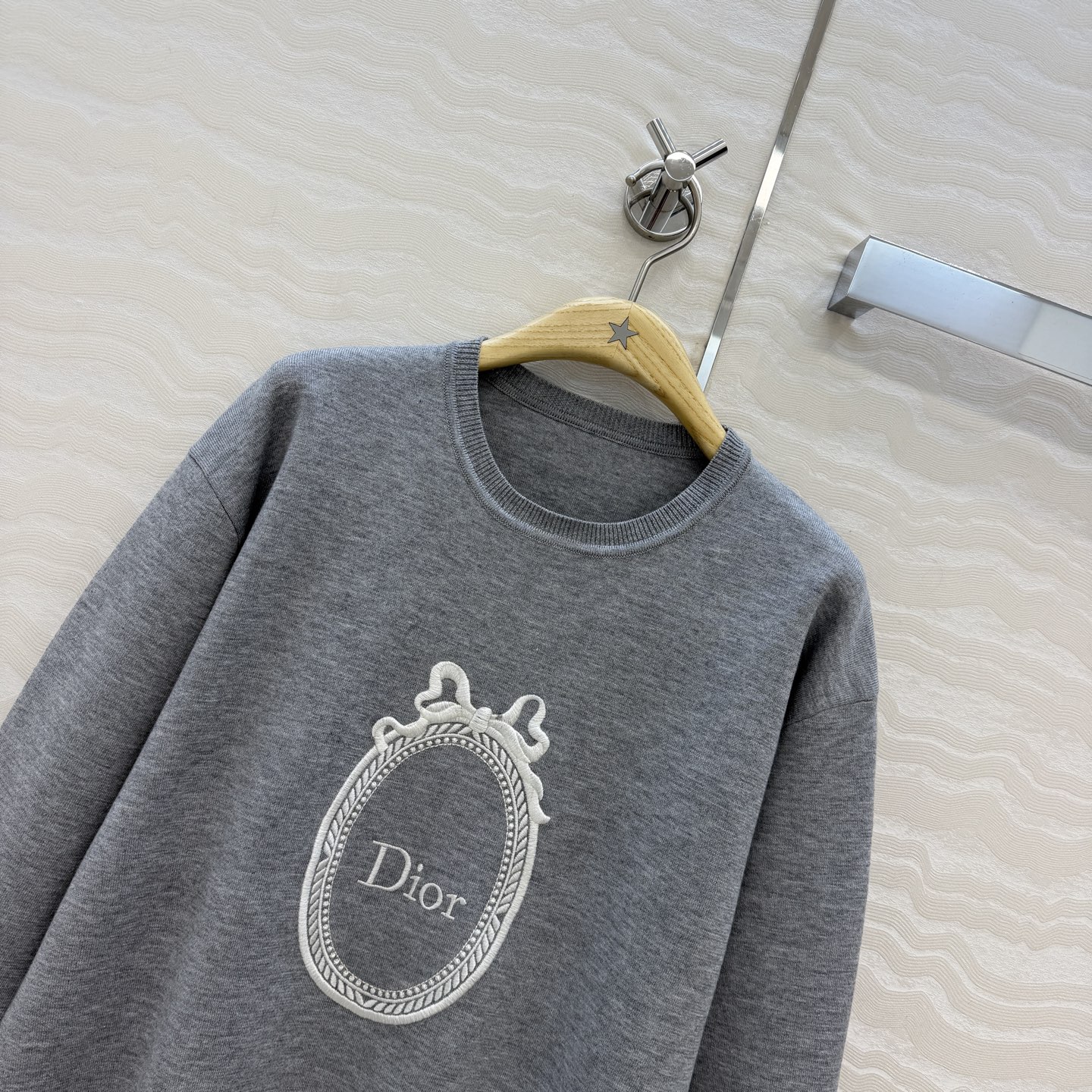 高端原单品质，MissD🧶26秋冬新品❤️Médaillon系列椭圆镜刺绣毛衣。邝玲玲同款。原版定制进口羊毛珠片纱线！瑞