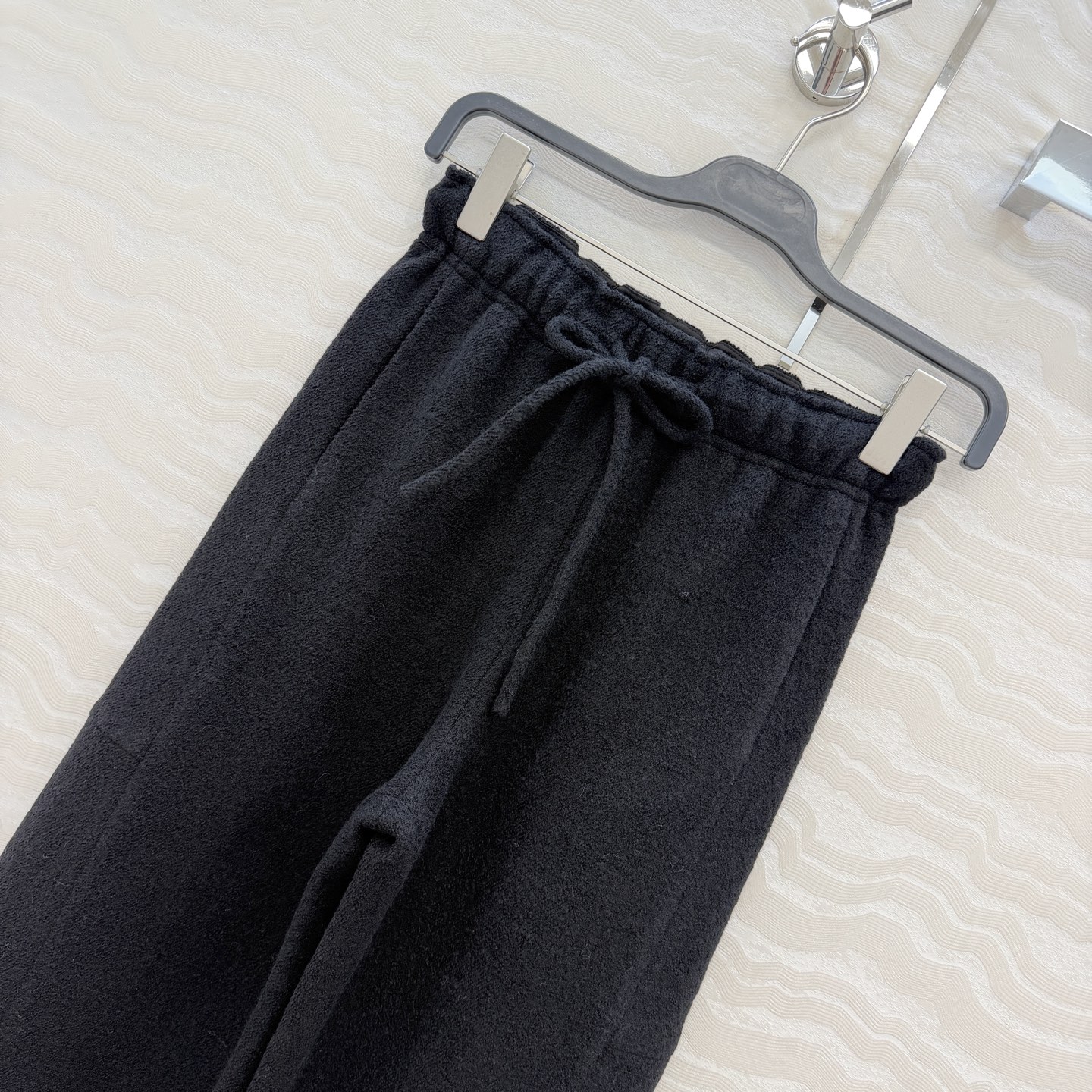 原单品质！品质控必入❤️Row风长期主义穿搭！高定进口叽哩感羊毛弯刀裤！花卷呢羊毛面料保暖挺阔又舒适，定制重磅克重品牌单