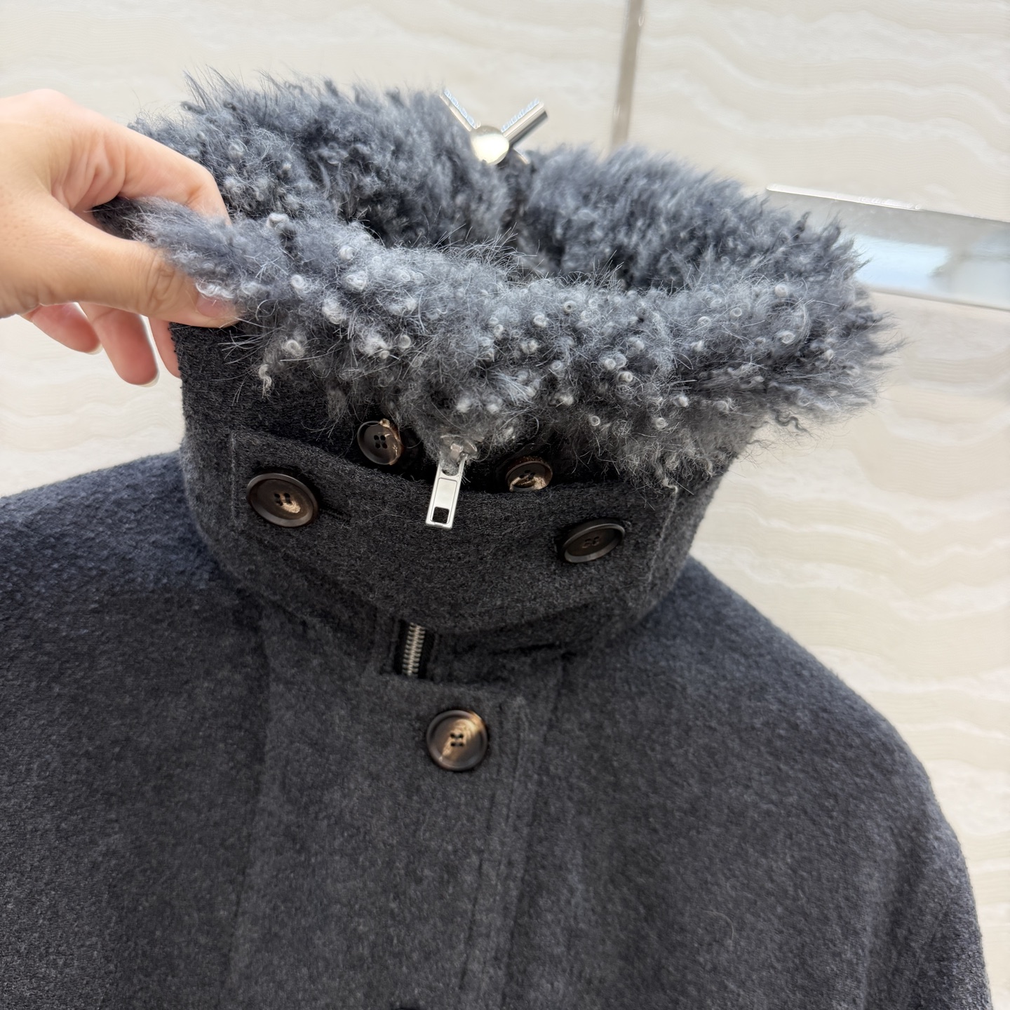 高端原单品质，LM高智感穿搭❤️可拆卸阿尔巴斯绒山羊绒皮毛一体毛领鹅绒服外套，外层的粗毛下面藏着一层细软底绒轻盈柔软。独