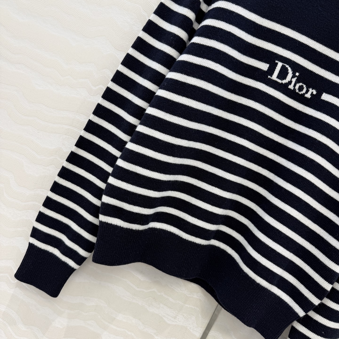 高端原单品质🖤Miss D海军蓝条纹毛衣！软糯糯的羊绒纱线质感细腻舒适。白富美必入减龄少女风单品。高级配色设计百搭不挑人