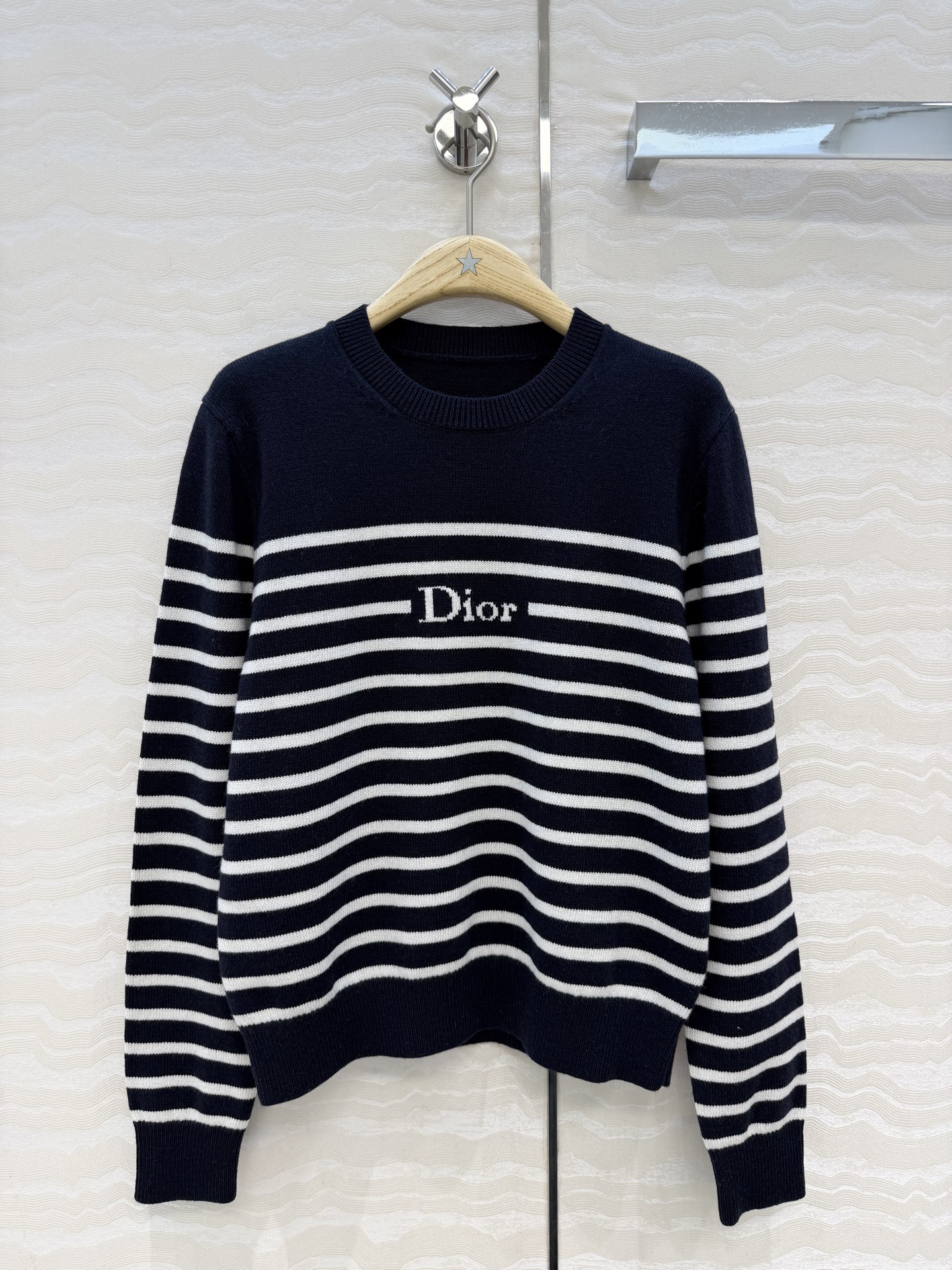 高端原单品质🖤Miss D海军蓝条纹毛衣！软糯糯的羊绒纱线质感细腻舒适。白富美必入减龄少女风单品。高级配色设计百搭不挑人