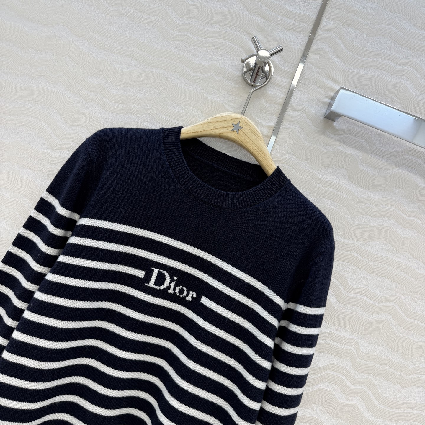 高端原单品质🖤Miss D海军蓝条纹毛衣！软糯糯的羊绒纱线质感细腻舒适。白富美必入减龄少女风单品。高级配色设计百搭不挑人
