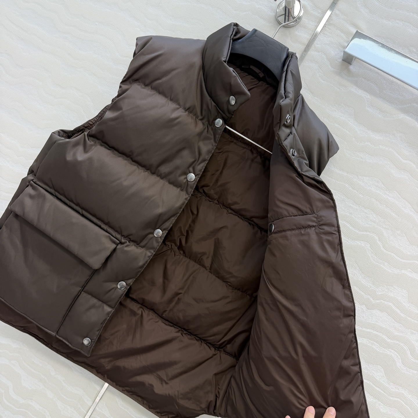 高端原单品质❤️PR长期主义26秋冬新品，巧克力棕和黑色的经典面包羽绒马甲！开发定制再生尼龙面料，立领工装口袋夹克马甲，